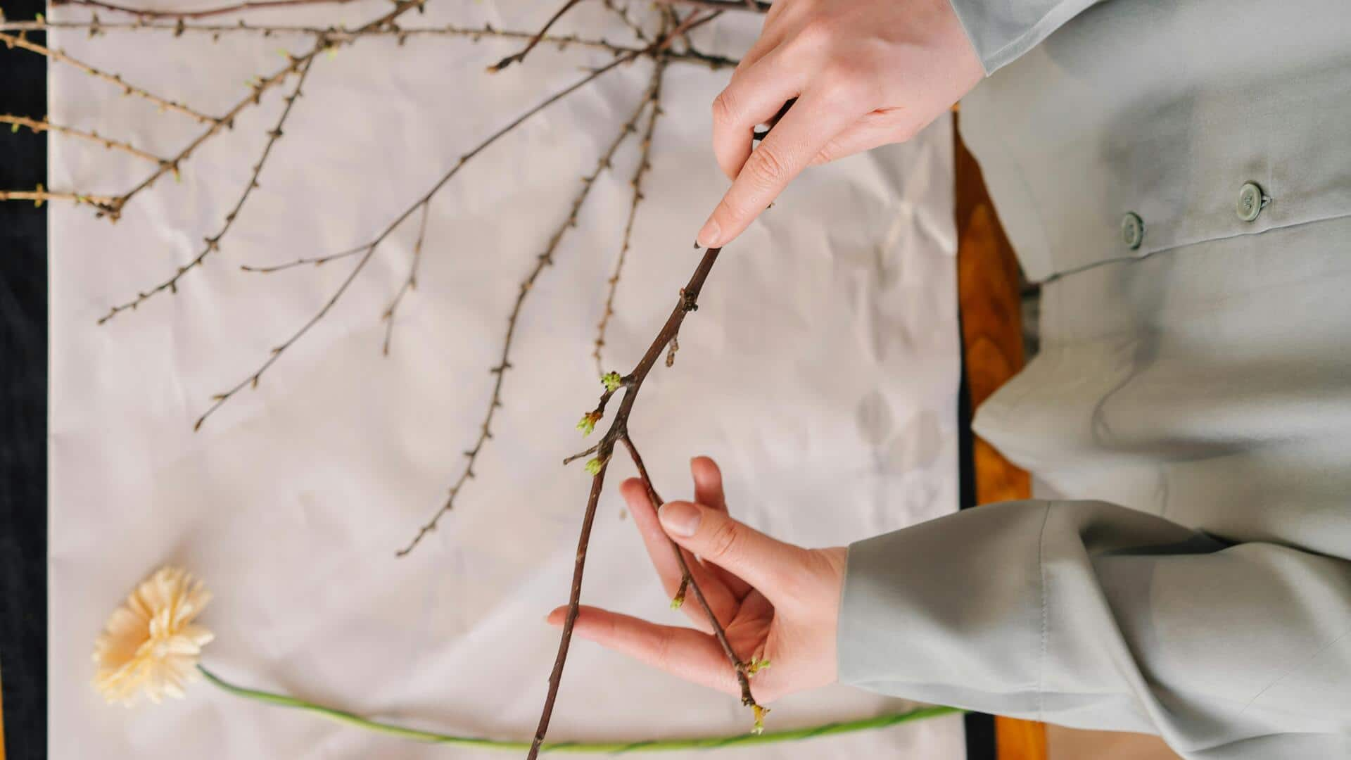 家庭のファッションにおける日本の伝統的な生け花パターン