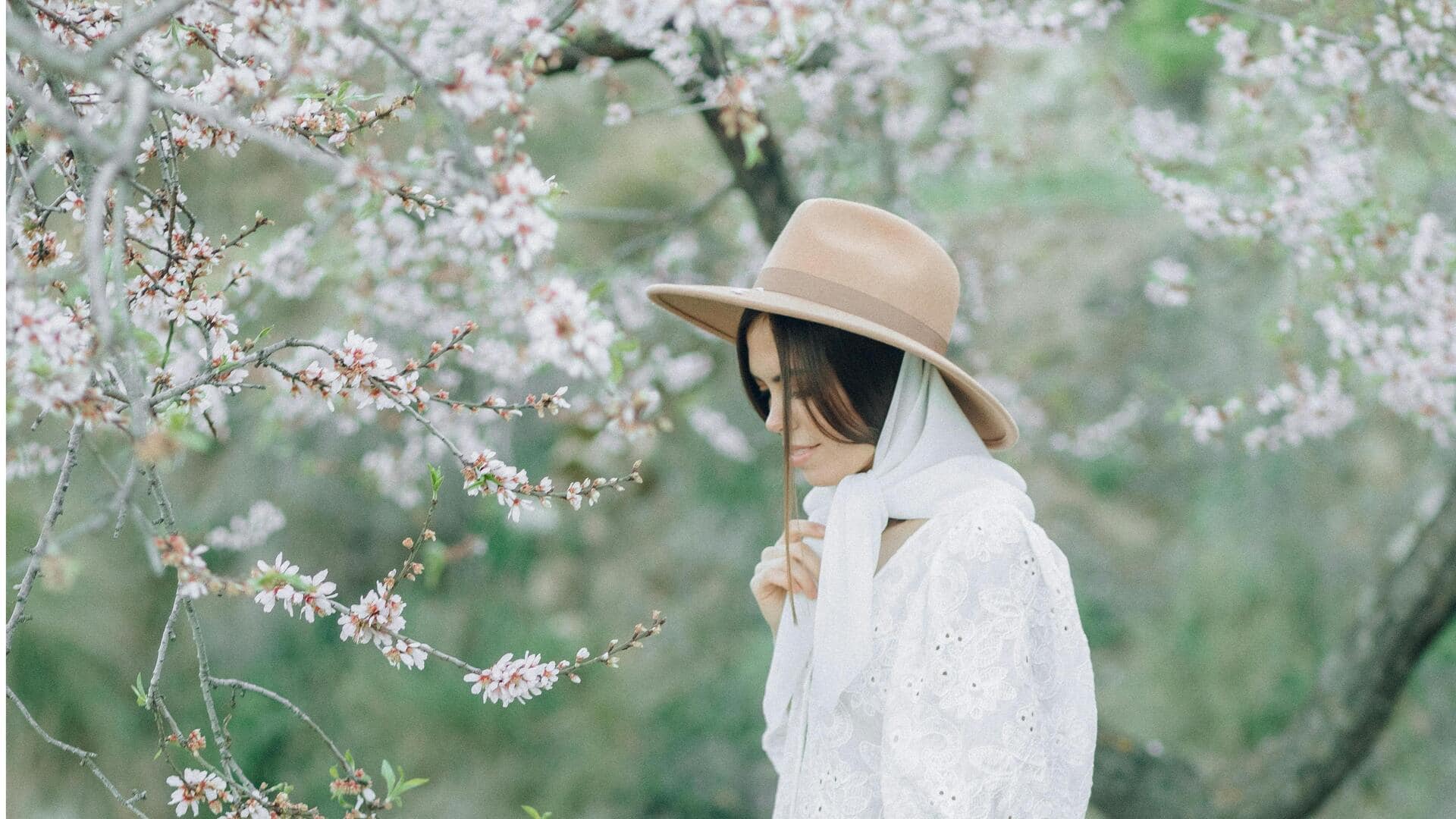 桜の風景にインスパイアされた春のモダンルック