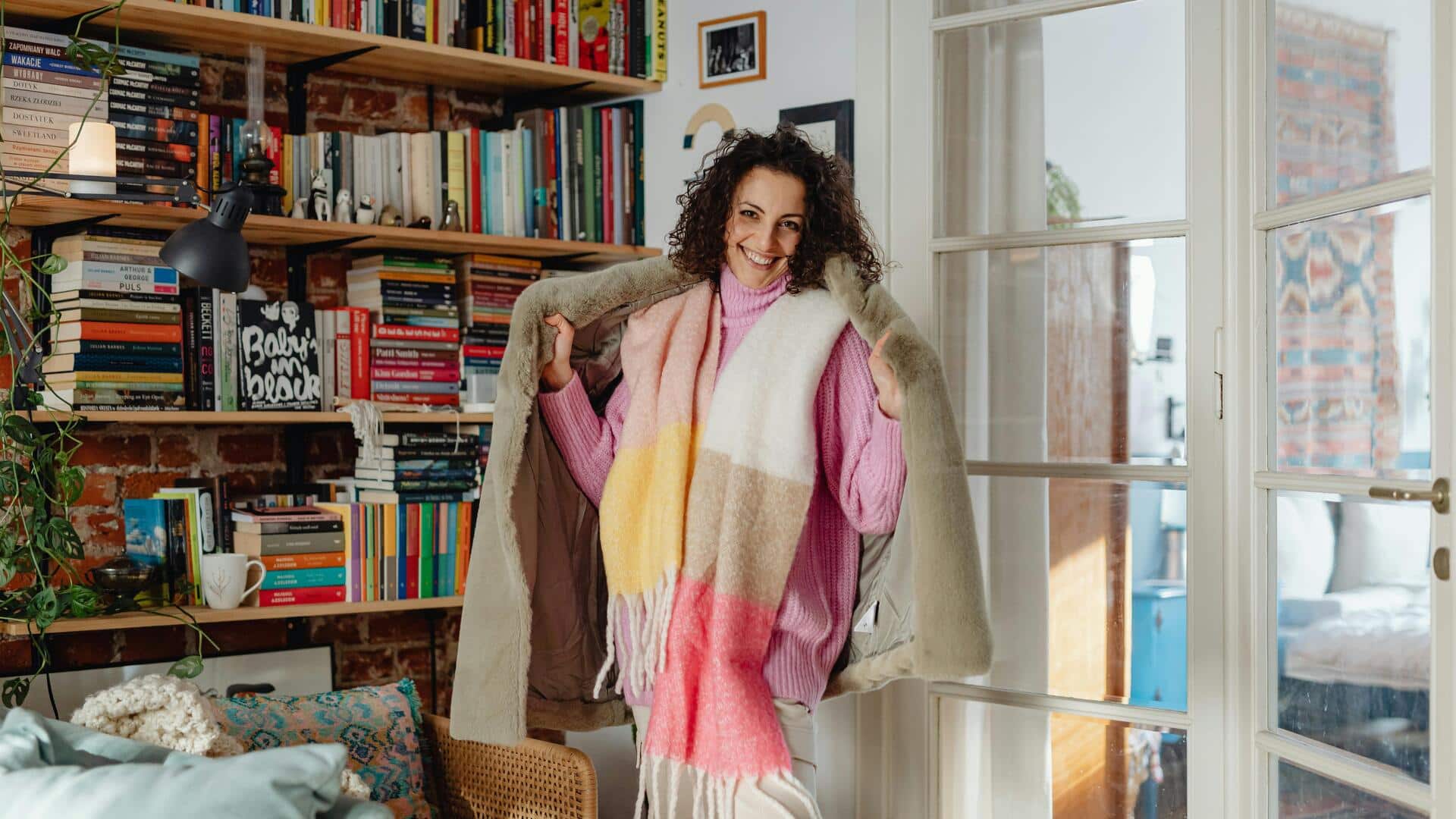 冬のオフィススタイルにアクセントを添えるステートメントスカーフ