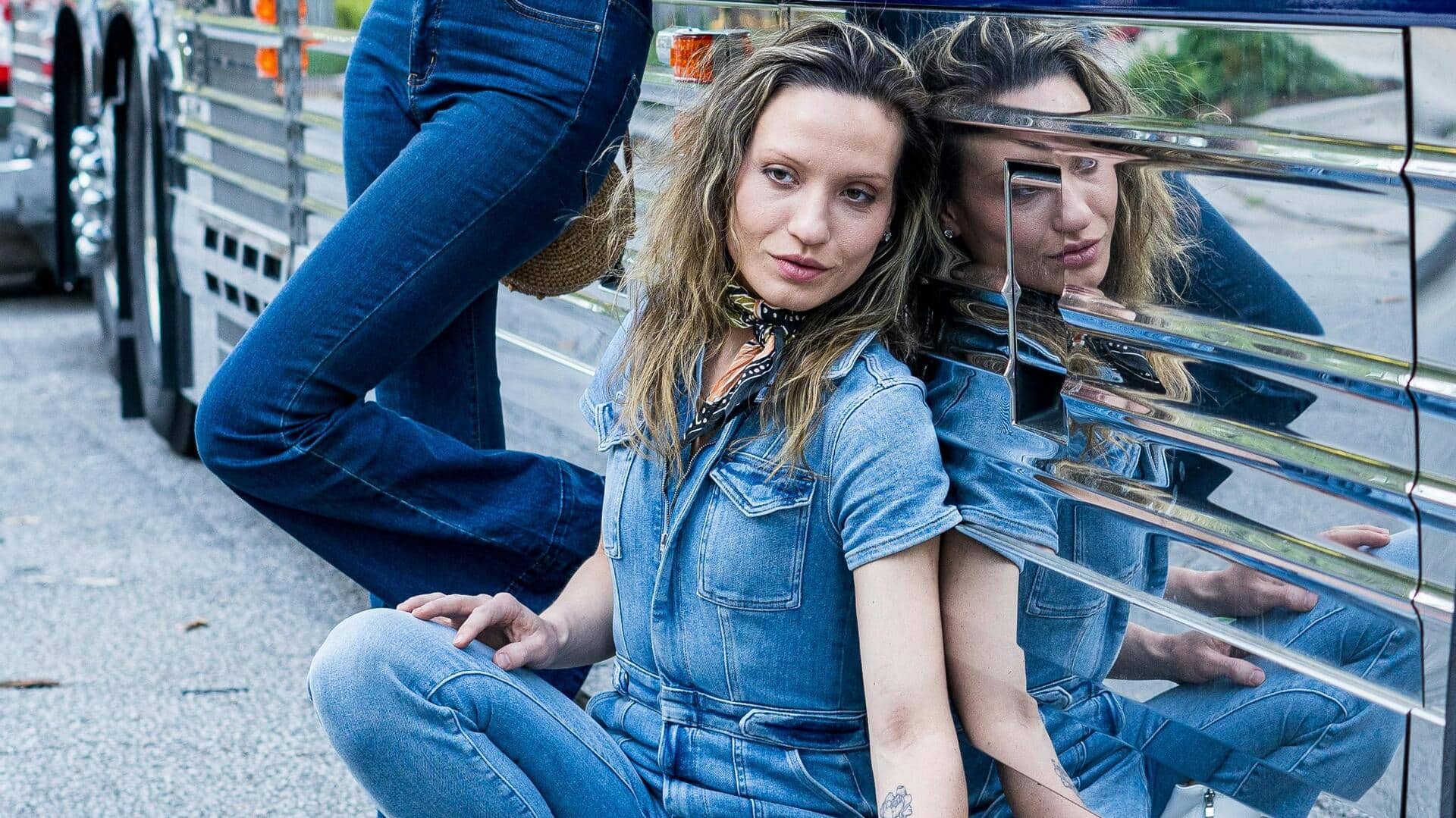 デニムジャンプスーツの冬のレイヤリング術