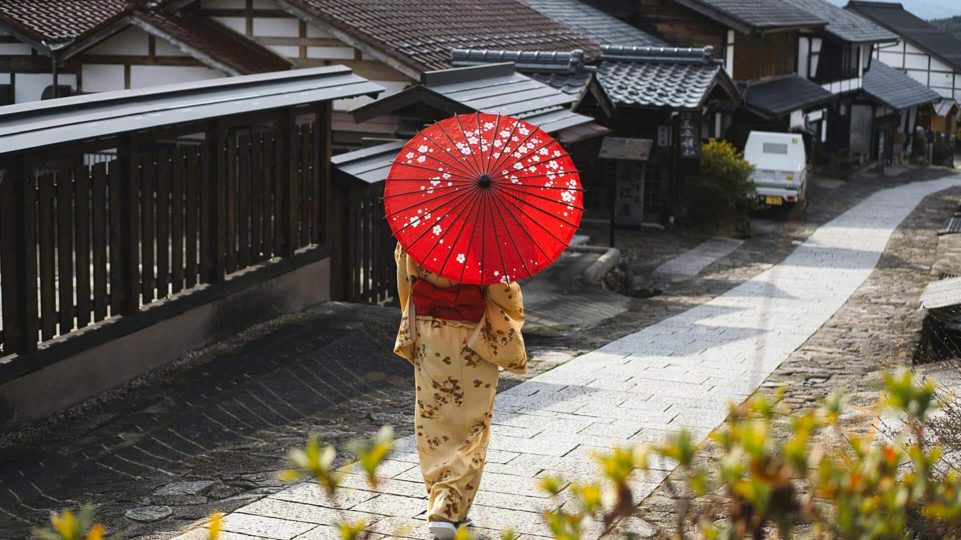 春の日本祭り：伝統的な花笠り着物スタイル