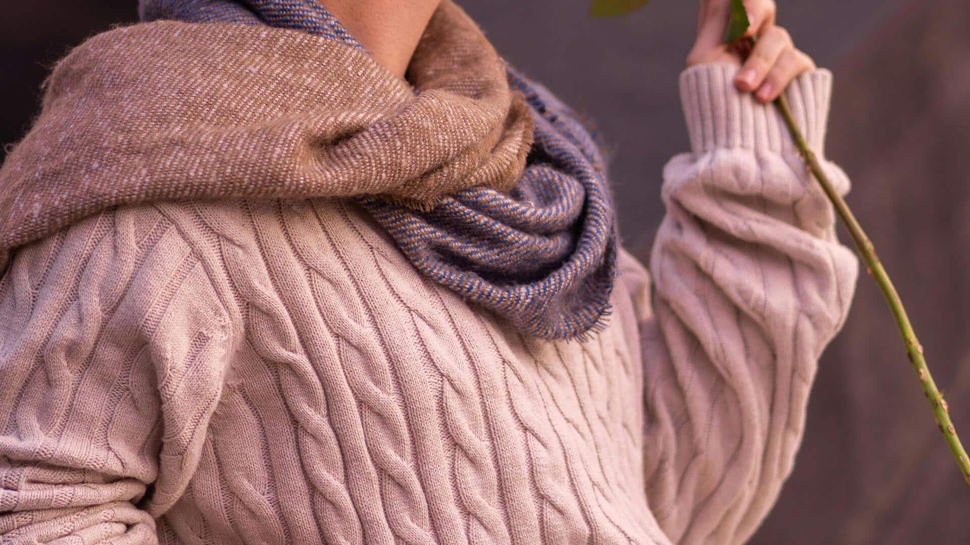 冬のエレガンスを引き立てるダスティローズのアクセント