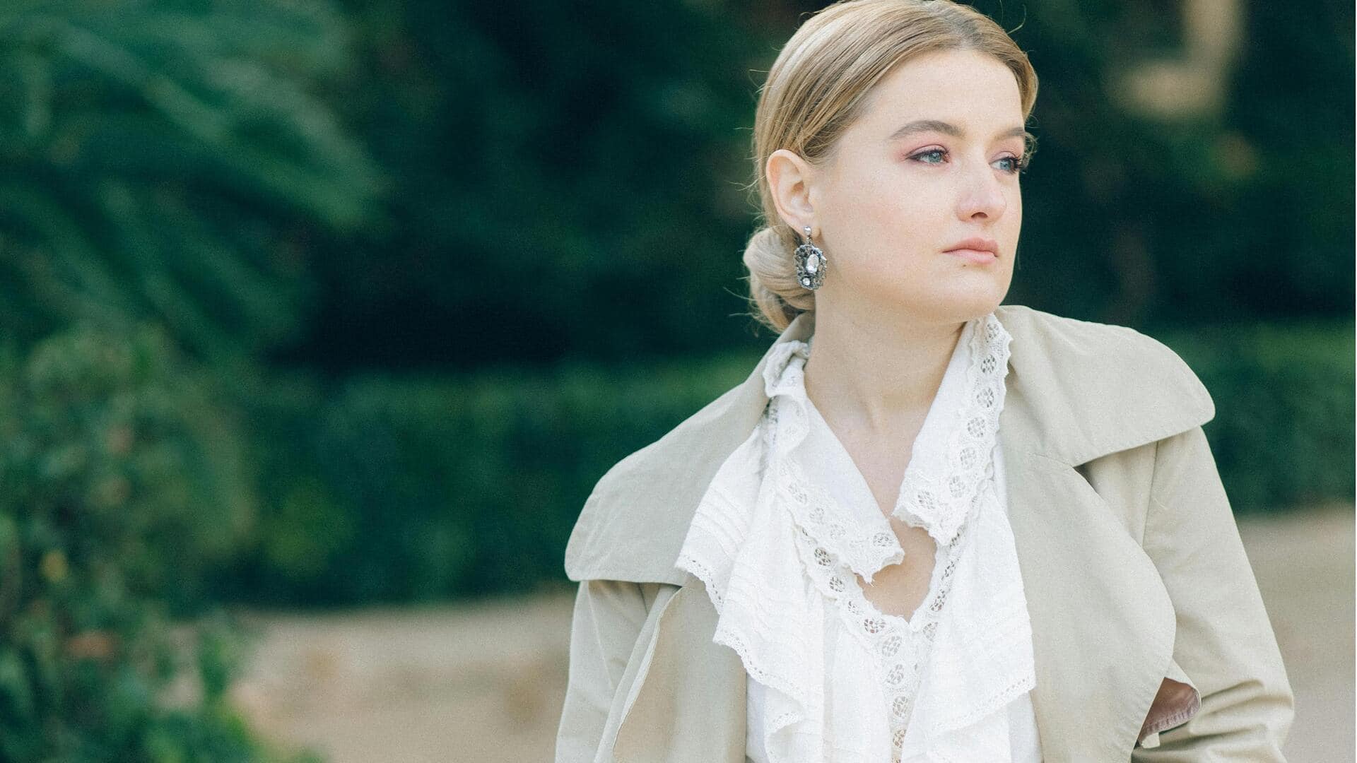 ベージュとスノーホワイトのレイヤリングで冬の洗練を