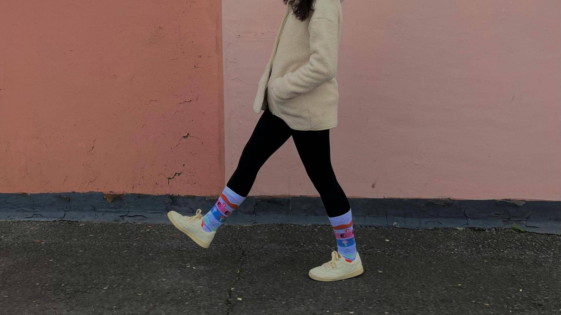 冬のストリートファッションで試すべき五つのソックスレイヤリング