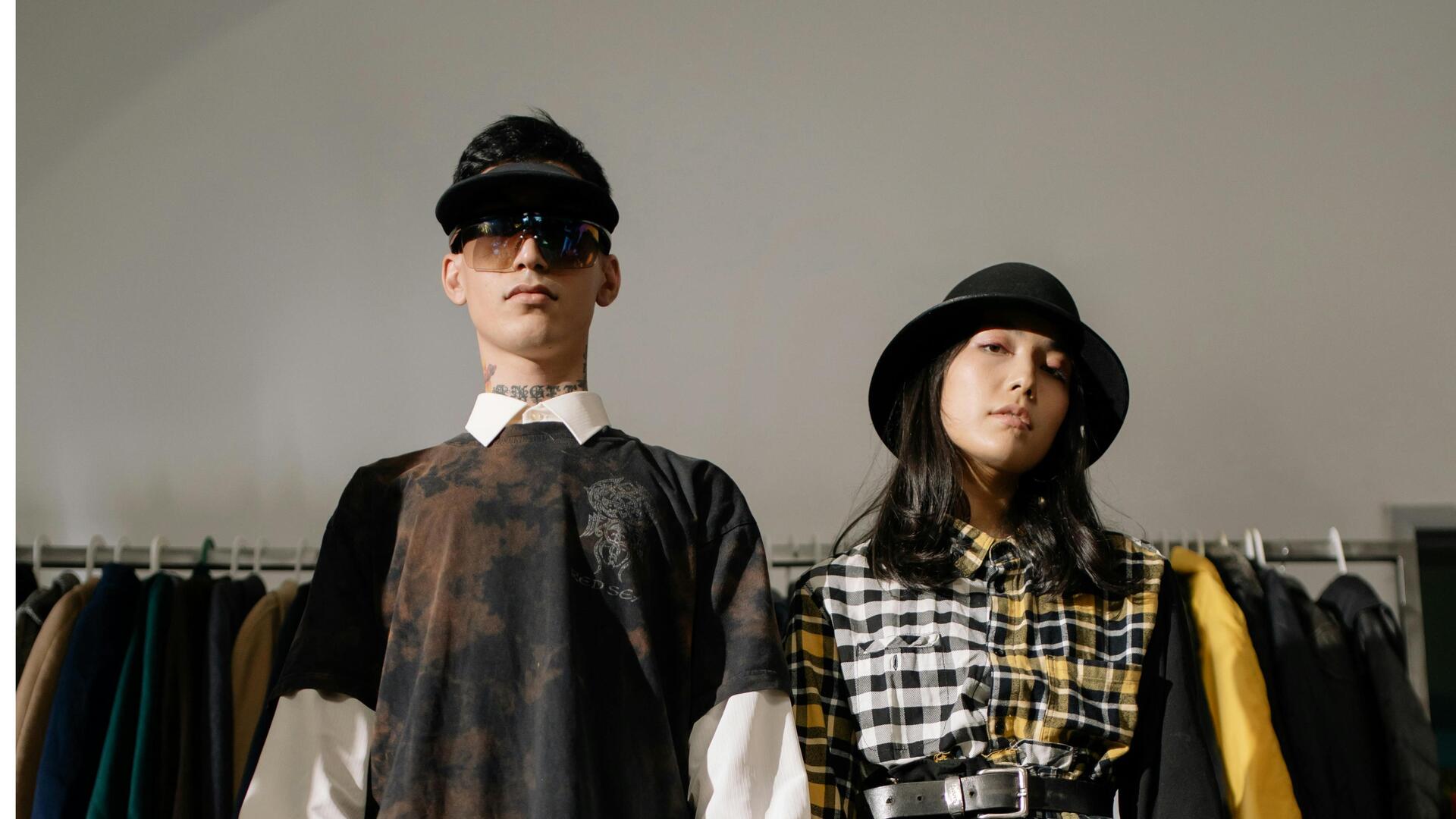 ストリートウェアの重ね着術：ミニマルなベースで大胆さを調和させる