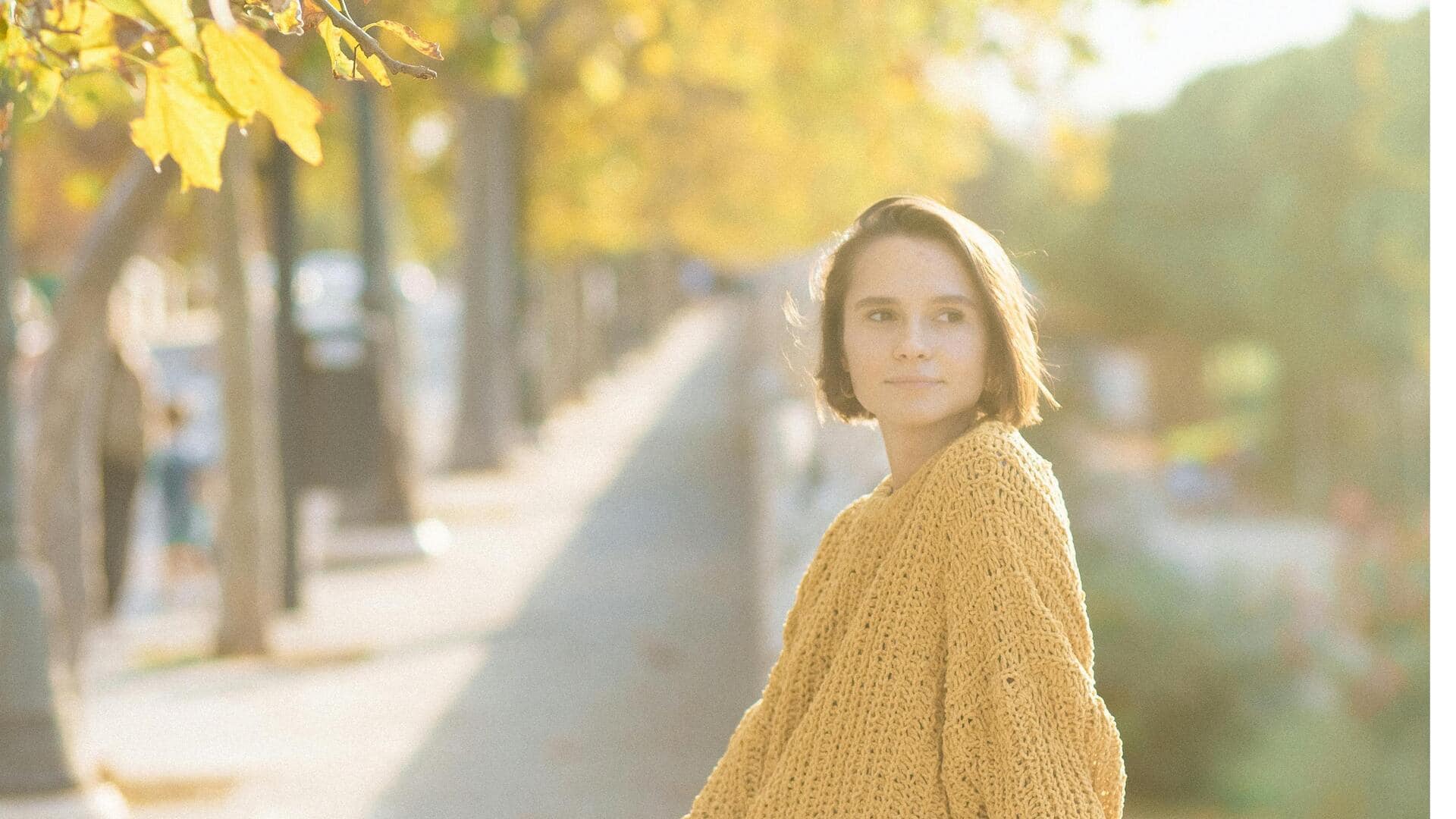 日本の冬のオフィスでモダンなニットウェアを楽しむ