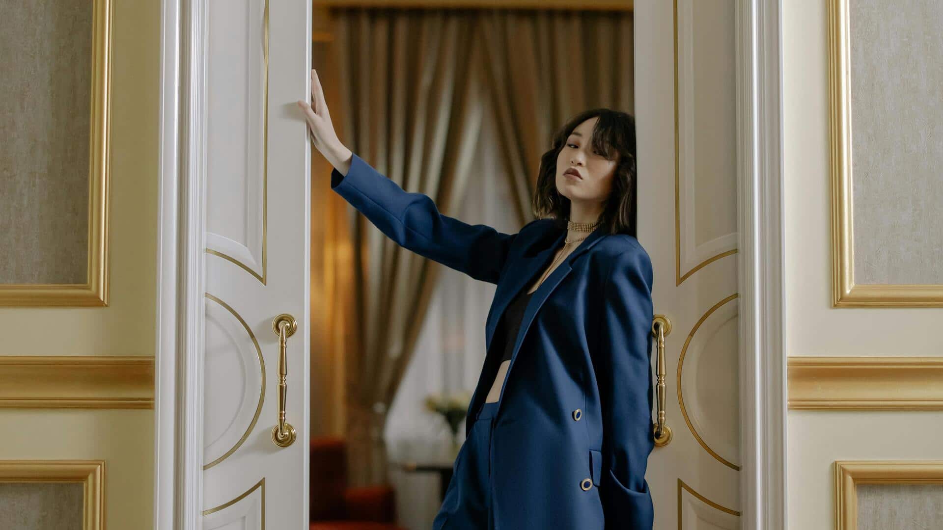 冬の日本ファッション: クラシックなコントラストでシックに