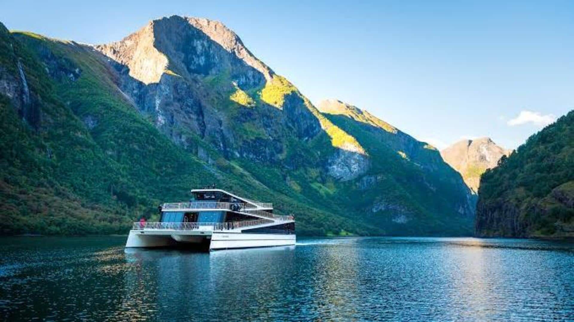 ノルウェーのフィヨルドで冒険的な山の旅