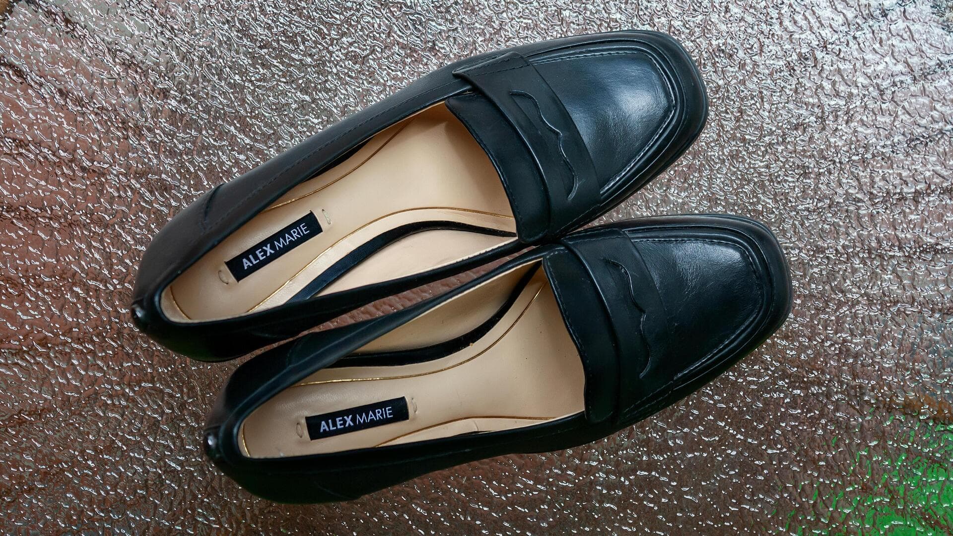 冬のビジネスカジュアルに最適なテクスチャードローファー