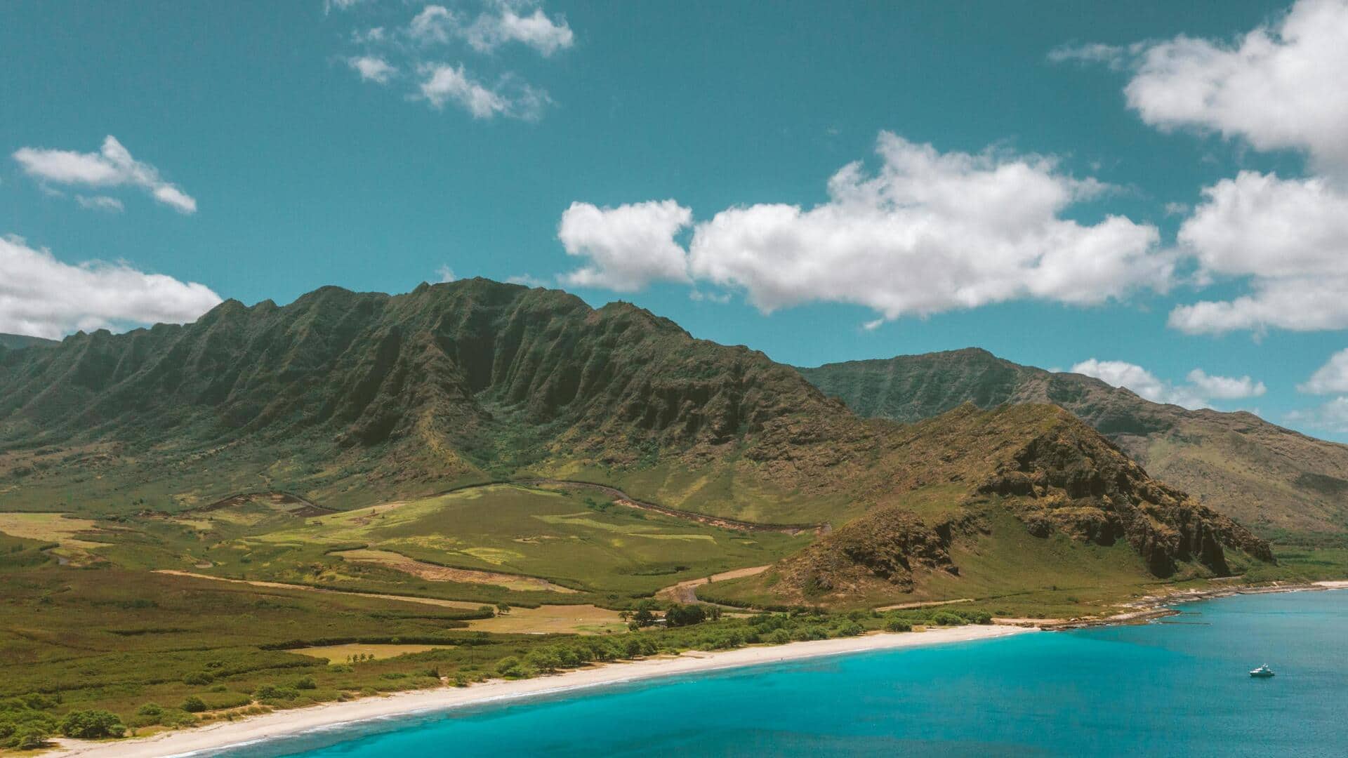 ハワイのワイアナエ山脈で静かな山の逃避行を楽しむ