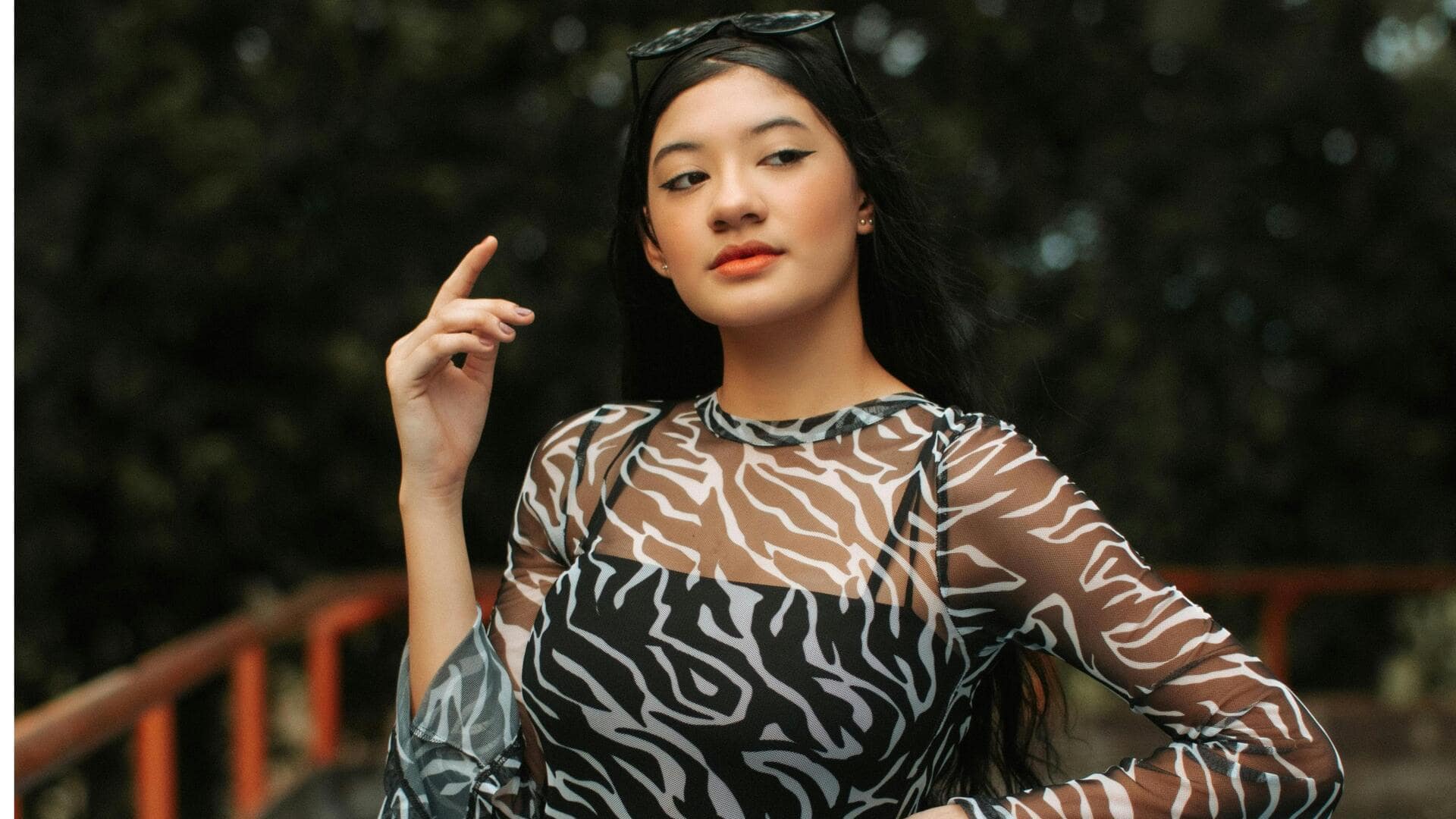 春のニュートラルと大胆なプリントをミックスして目立つスタイルに