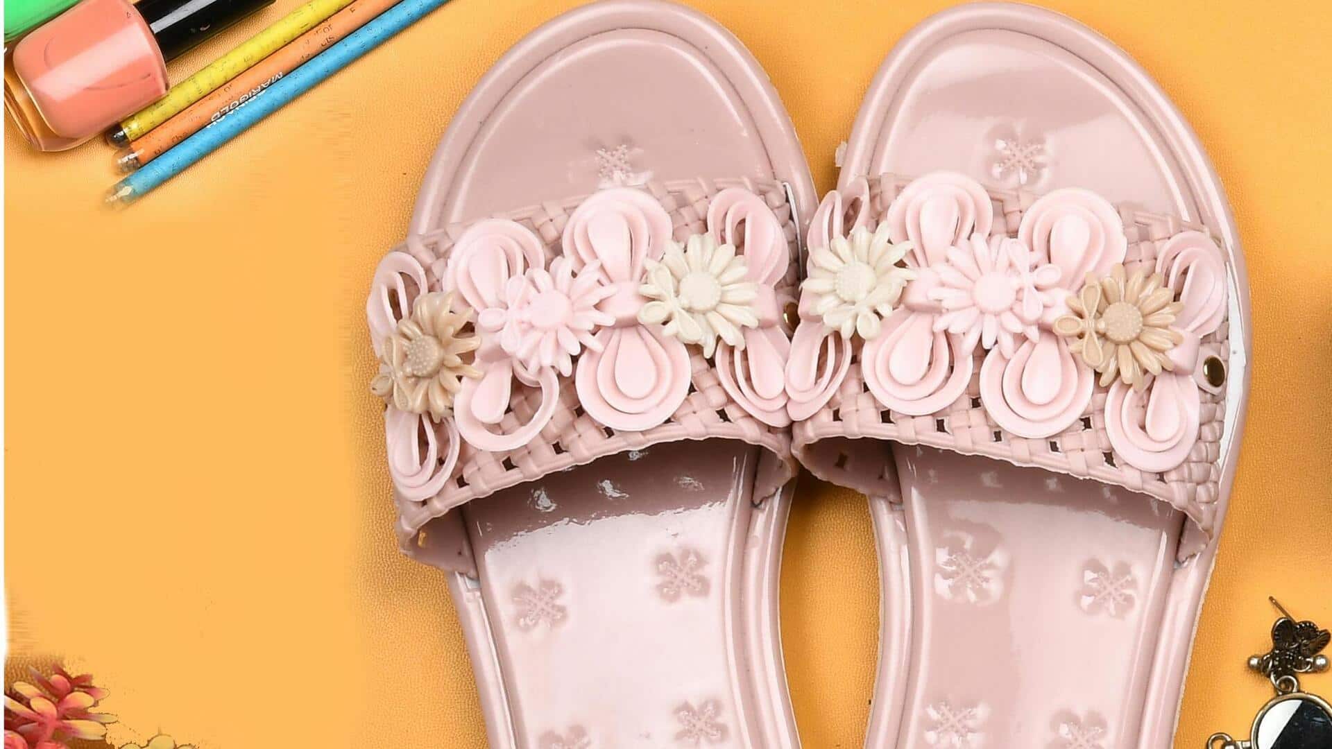 フローラルサンダルで夏のファッションを楽しむ フローラルサンダルで夏のファッションを楽しむ