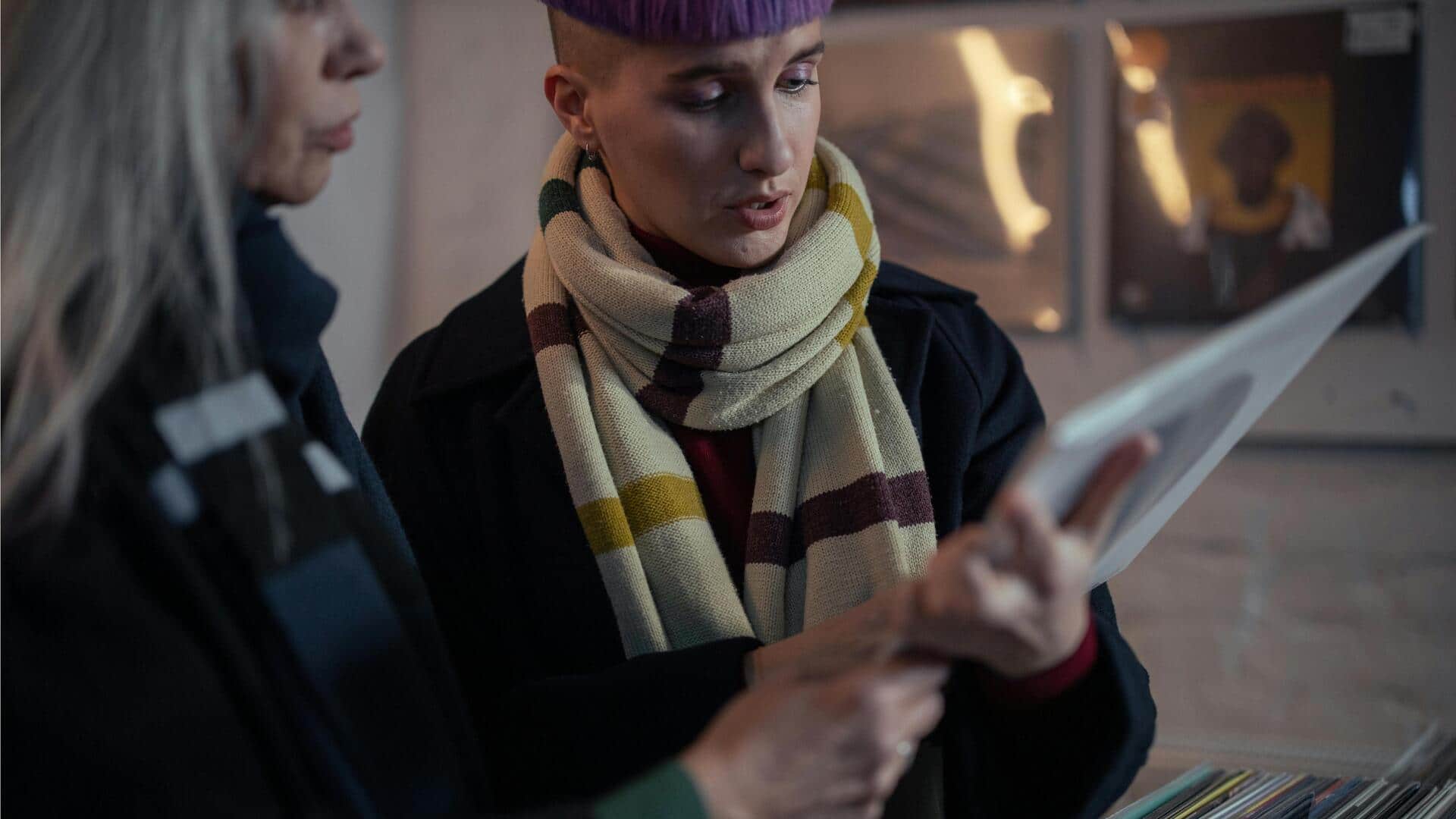 秋の東京ストリートスタイル：オーバーサイズスカーフで個性的なレイヤリング