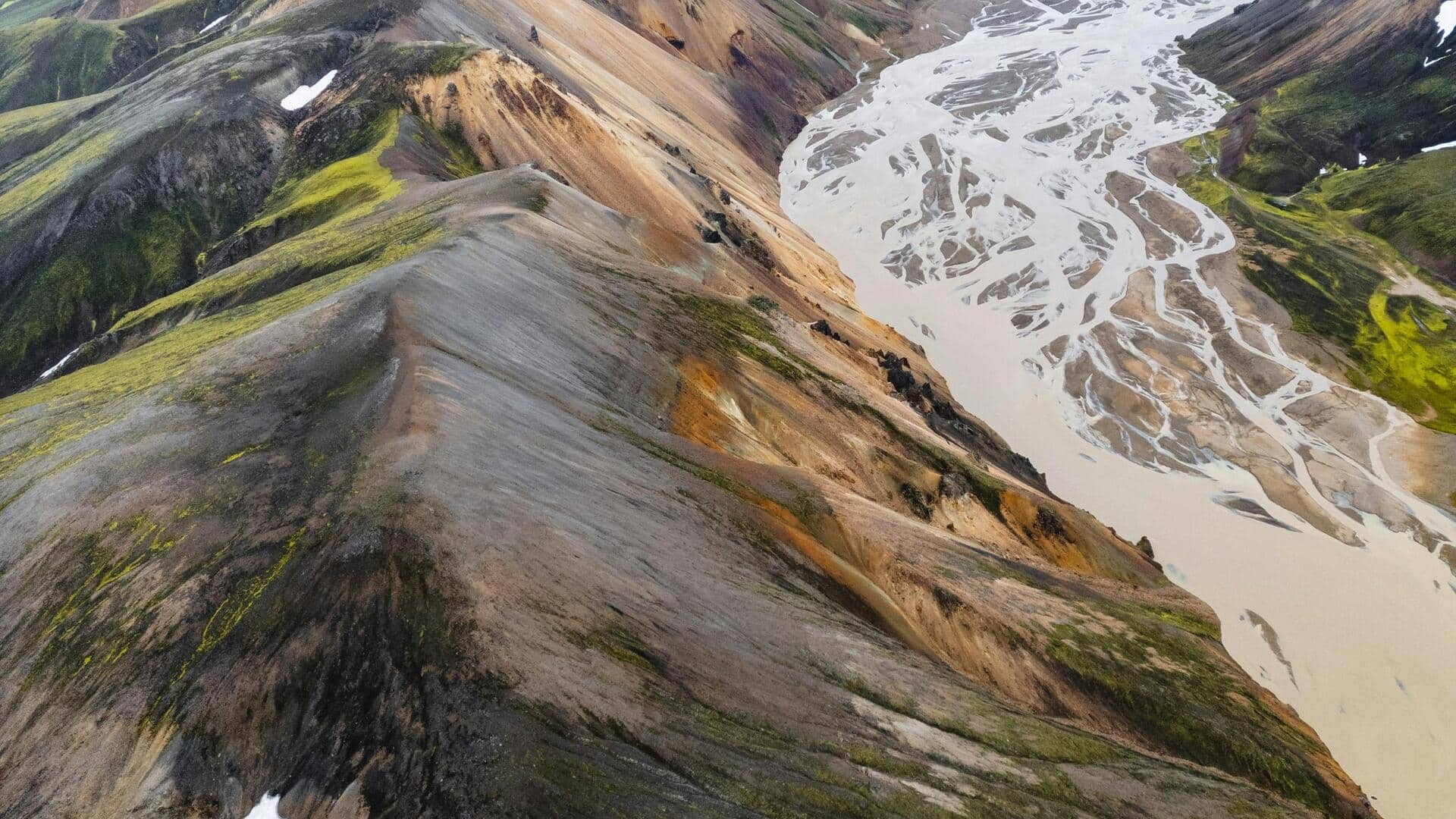 アイスランドの山々に隠された五つの絶景スポット