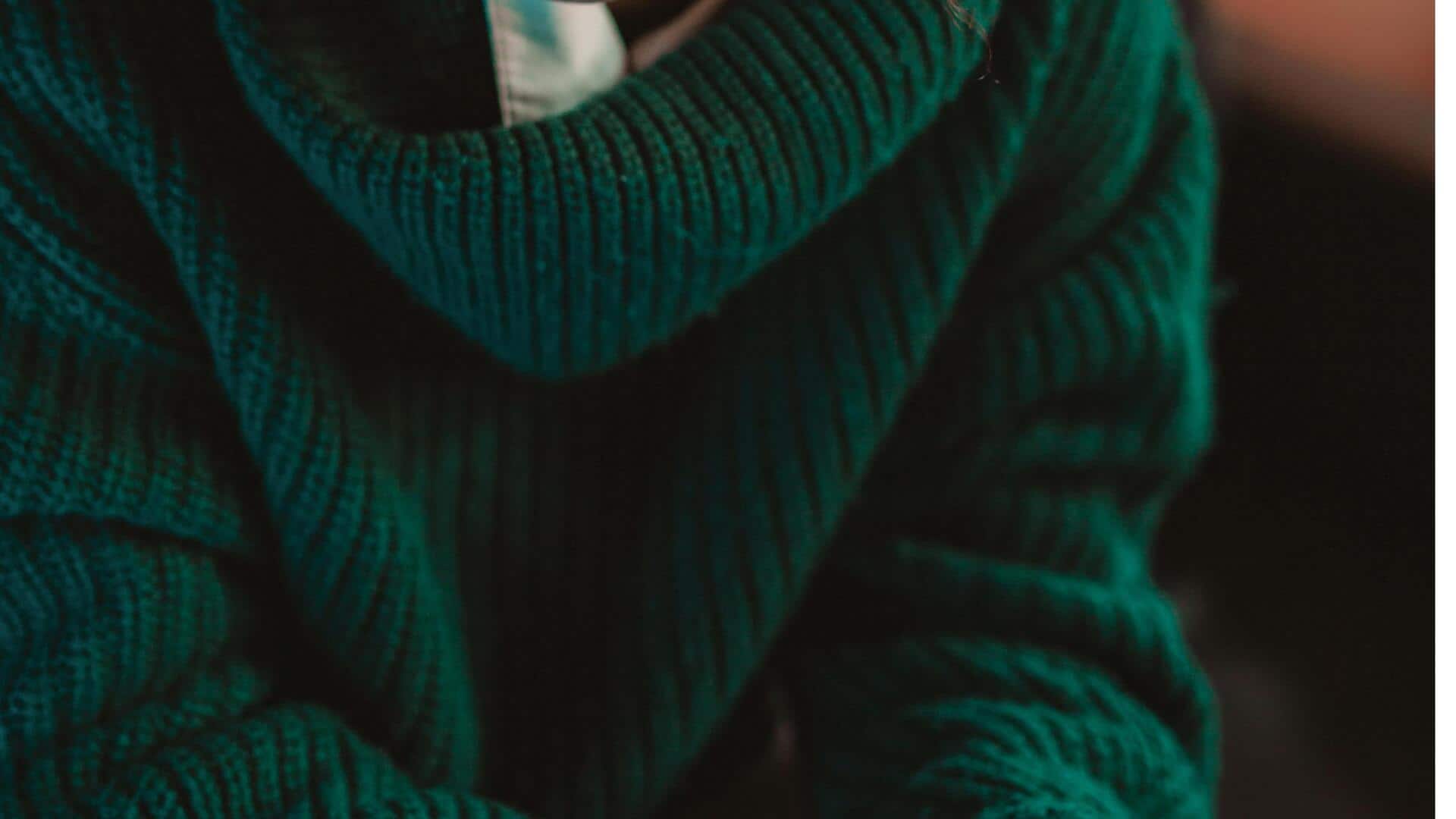 冬のファッションにぴったりな深い緑と茶色の色合い