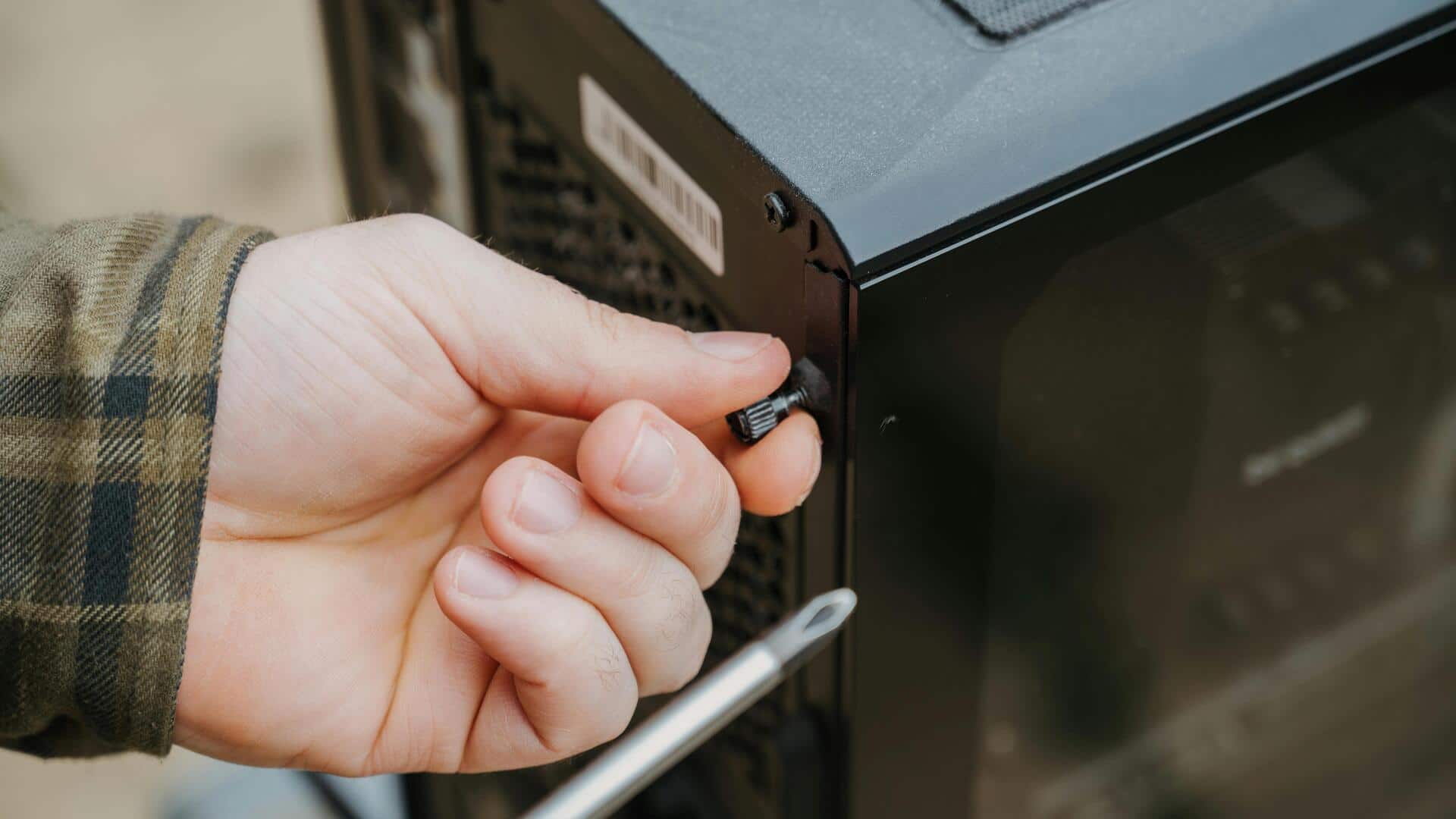 コンピュータケースの内側を安全に掃除する方法