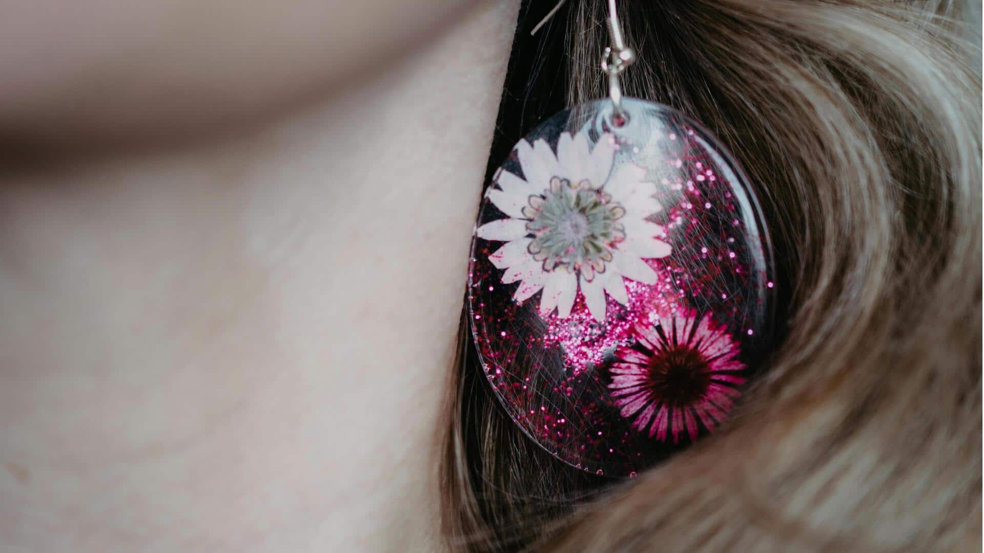 冬のビジネスカジュアルにぴったりな樹脂アクセサリー5選