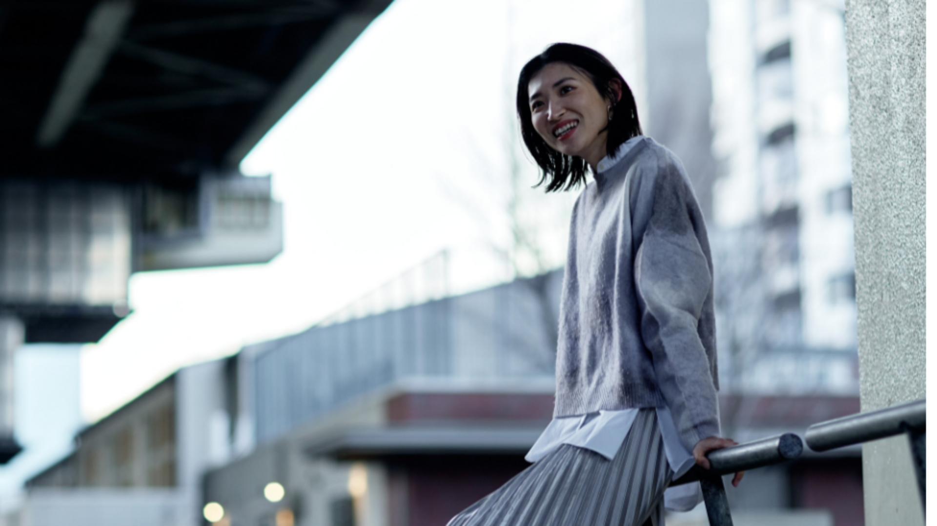 日本のストリートスタイル：永遠のプリーツで格上げ