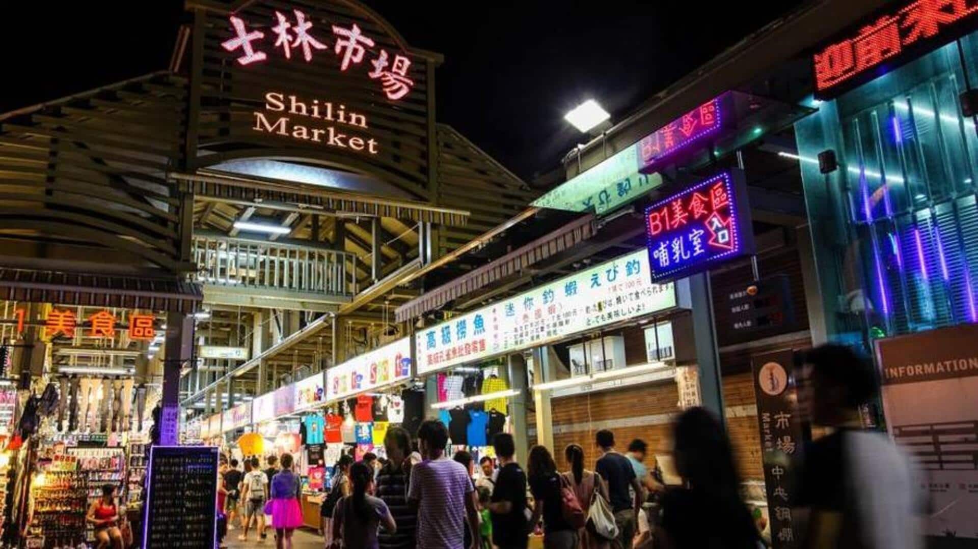 台北の夜: 活気ある市場と輝く街灯