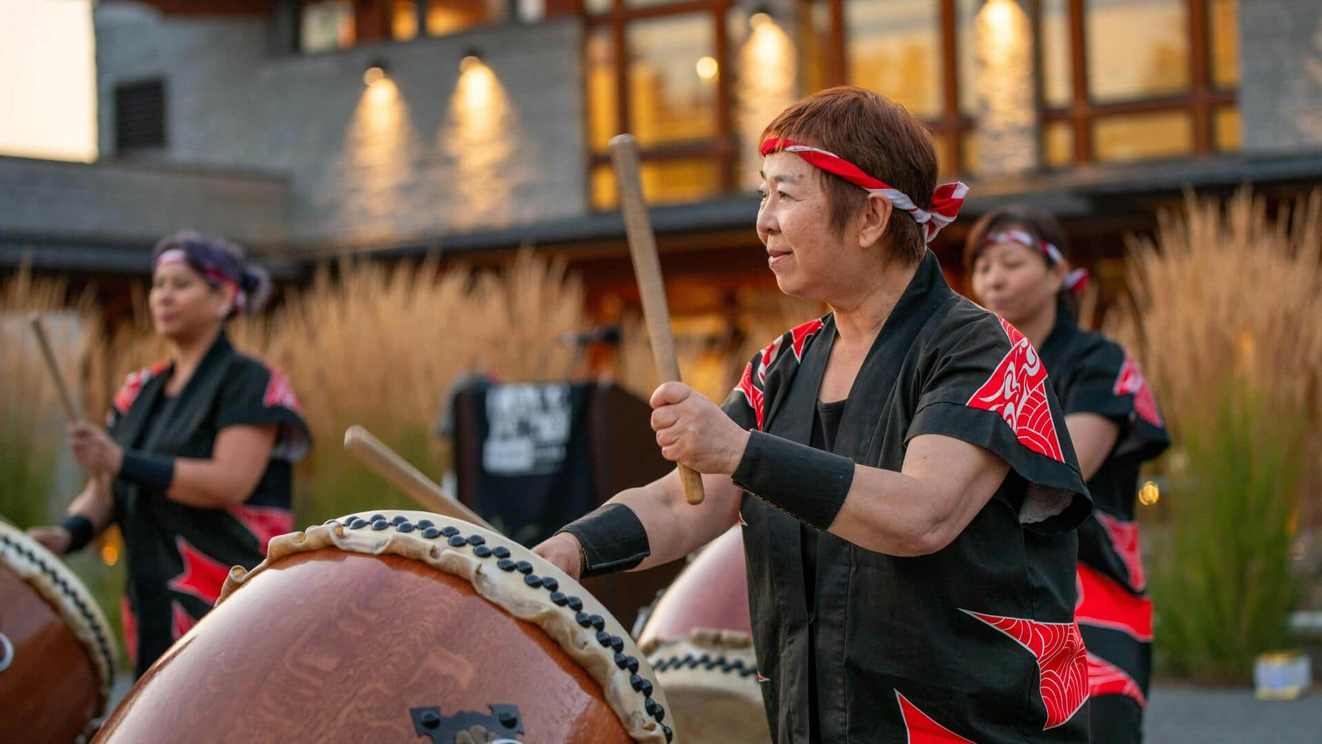 夕方の日本文化イベントのフォーマルウェアのヒント