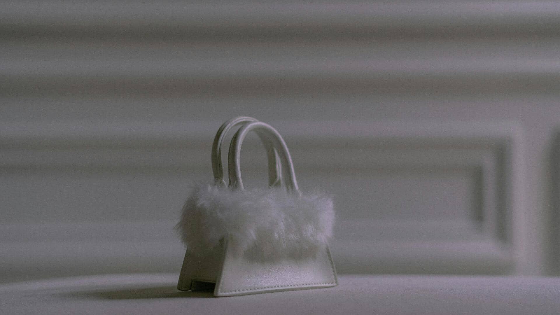 シアリングクラッチで冬のワードローブを格上げ