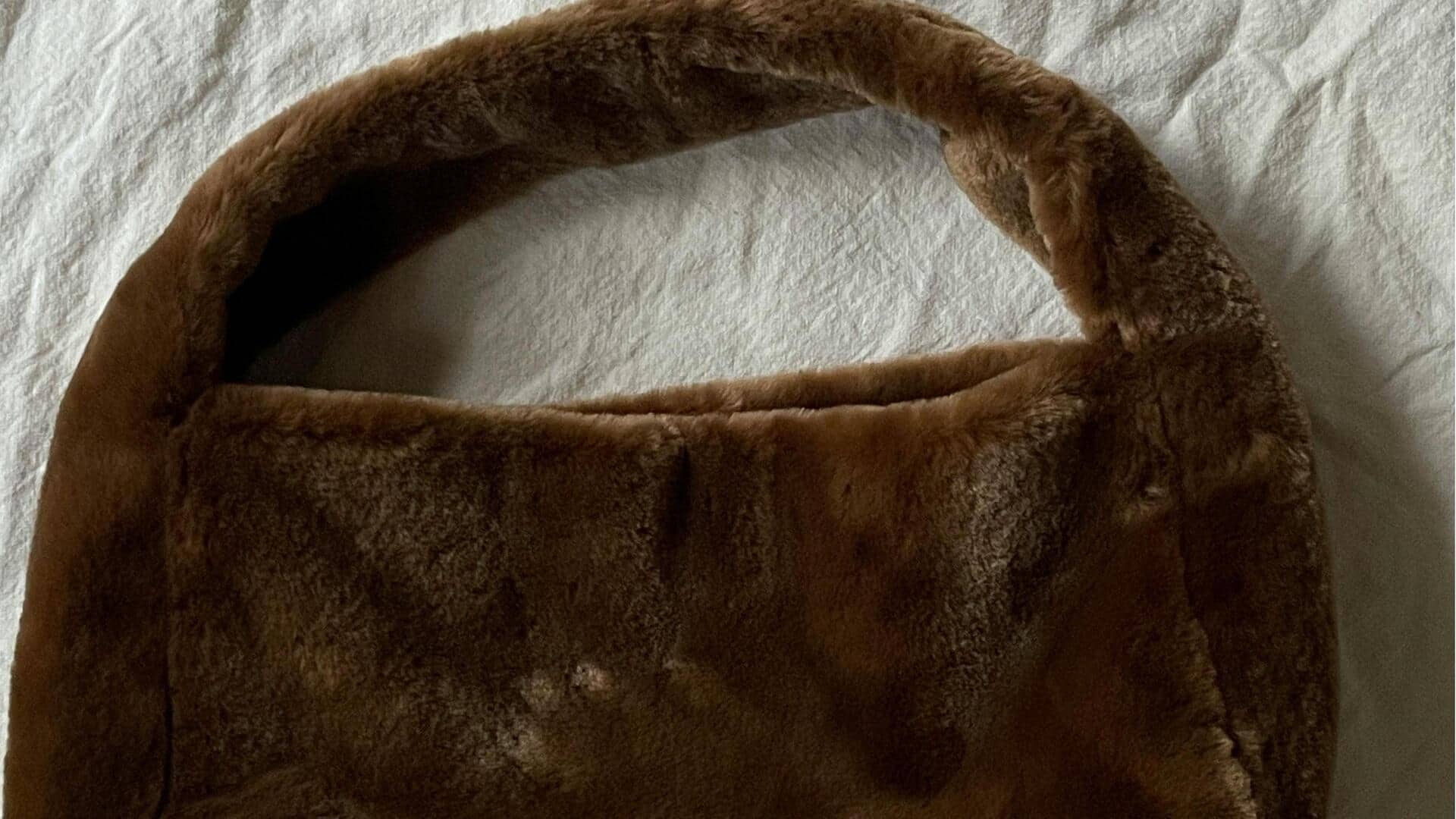 冬の都市ファッションにぴったりなモダンなフェイクスエードバッグ5選