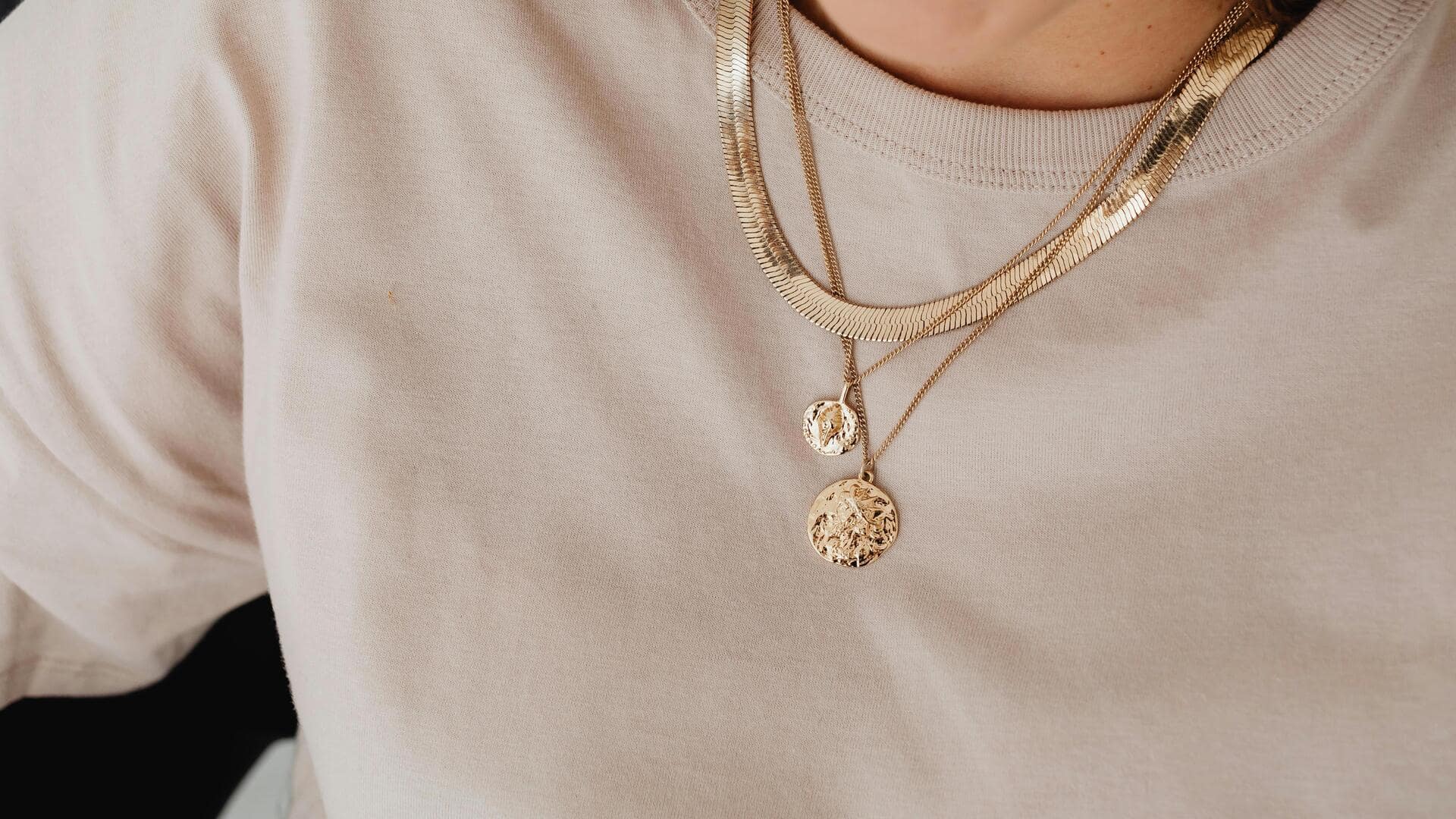 秋のファッションを再定義するレイヤードネックレス