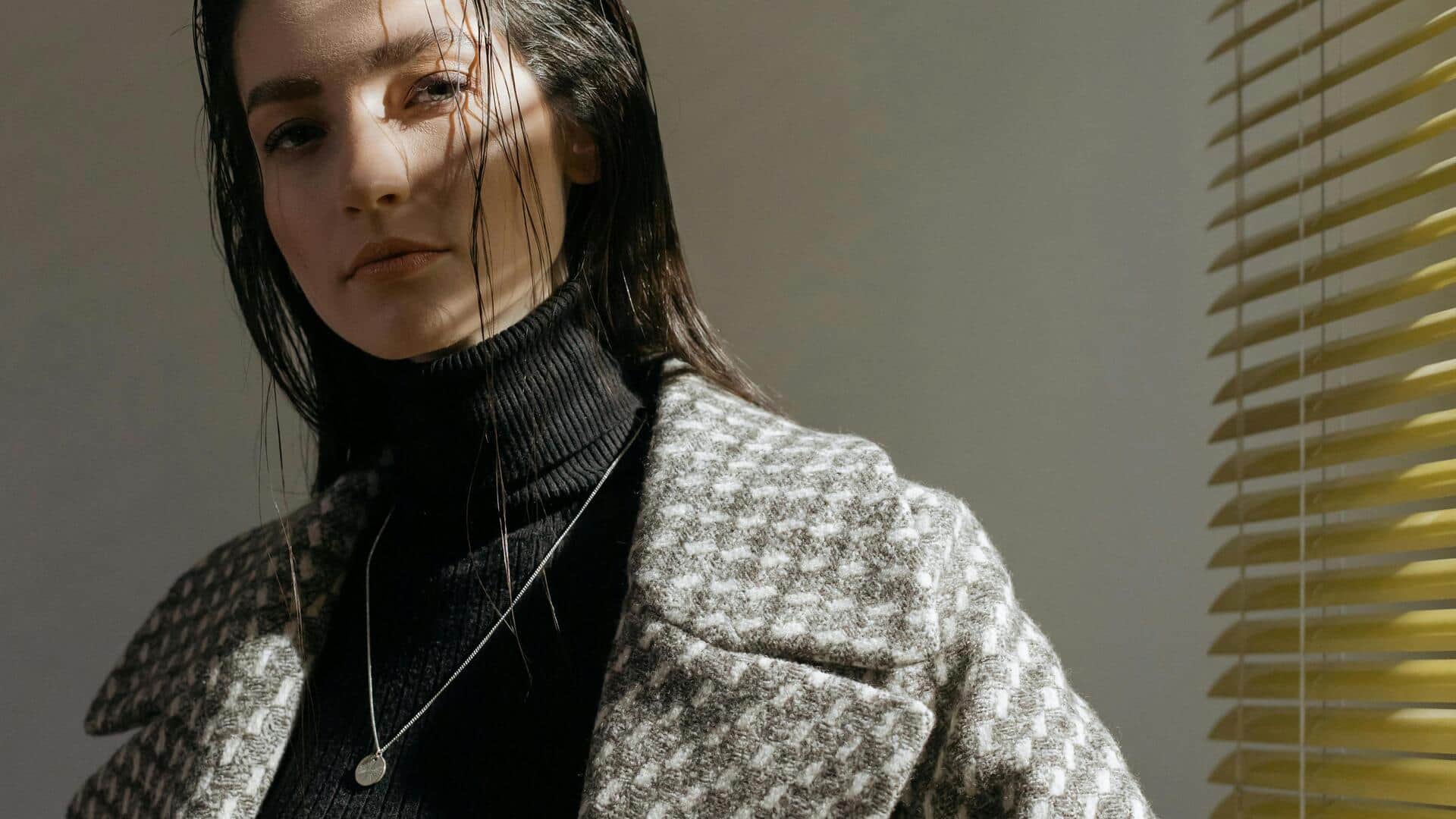 ハウンドトゥースコートで冬の街スタイルを格上げ