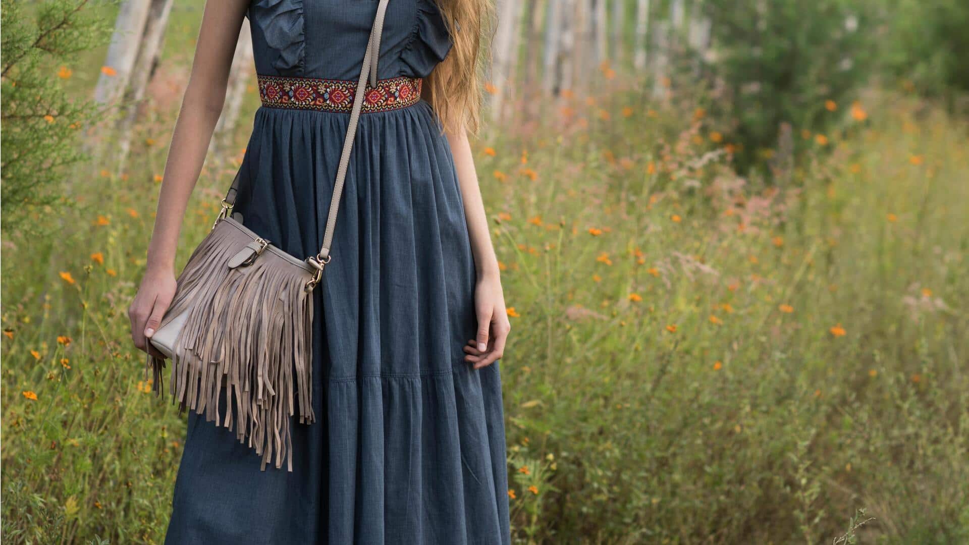 フリンジバッグで秋の装いに個性を