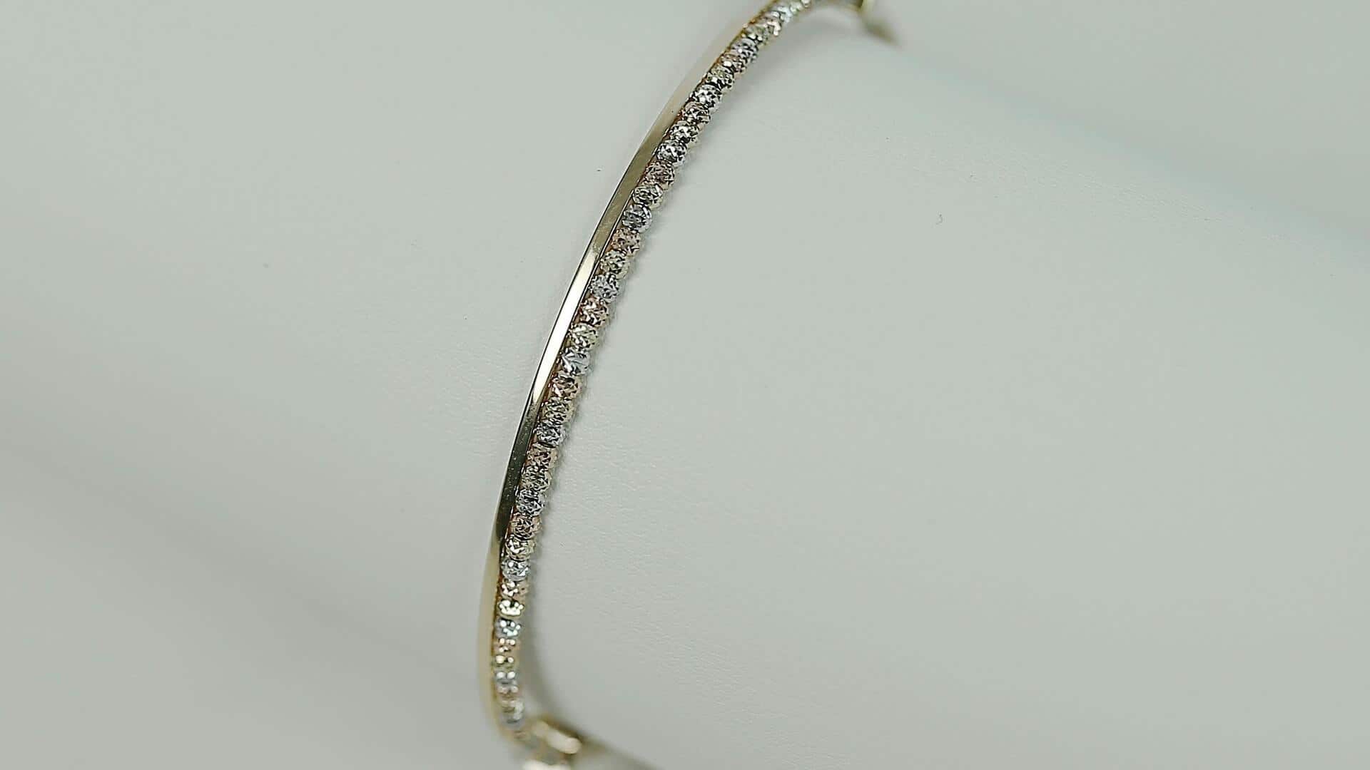 冬のビジネスカジュアルにぴったりなメタルアクセントバングル5選