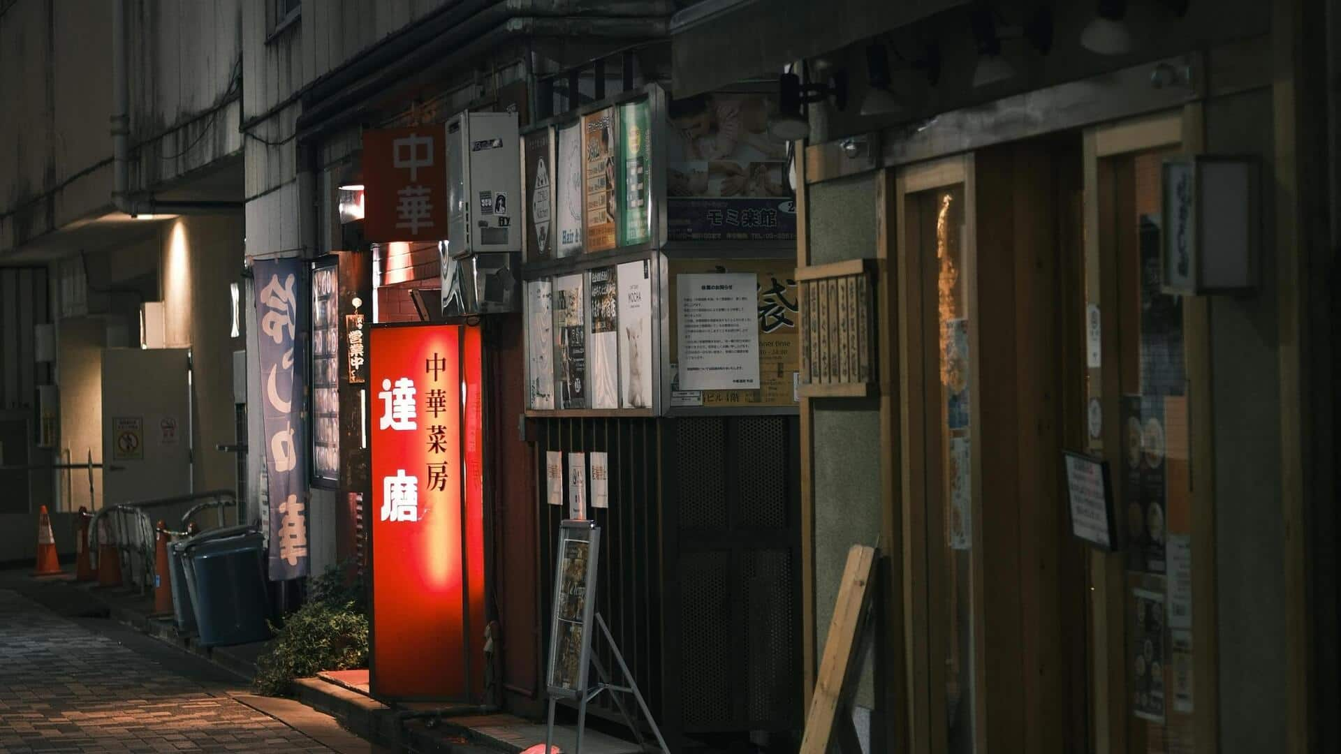 伝統的な日本の旅装束で現代のアウトドアを楽しむ