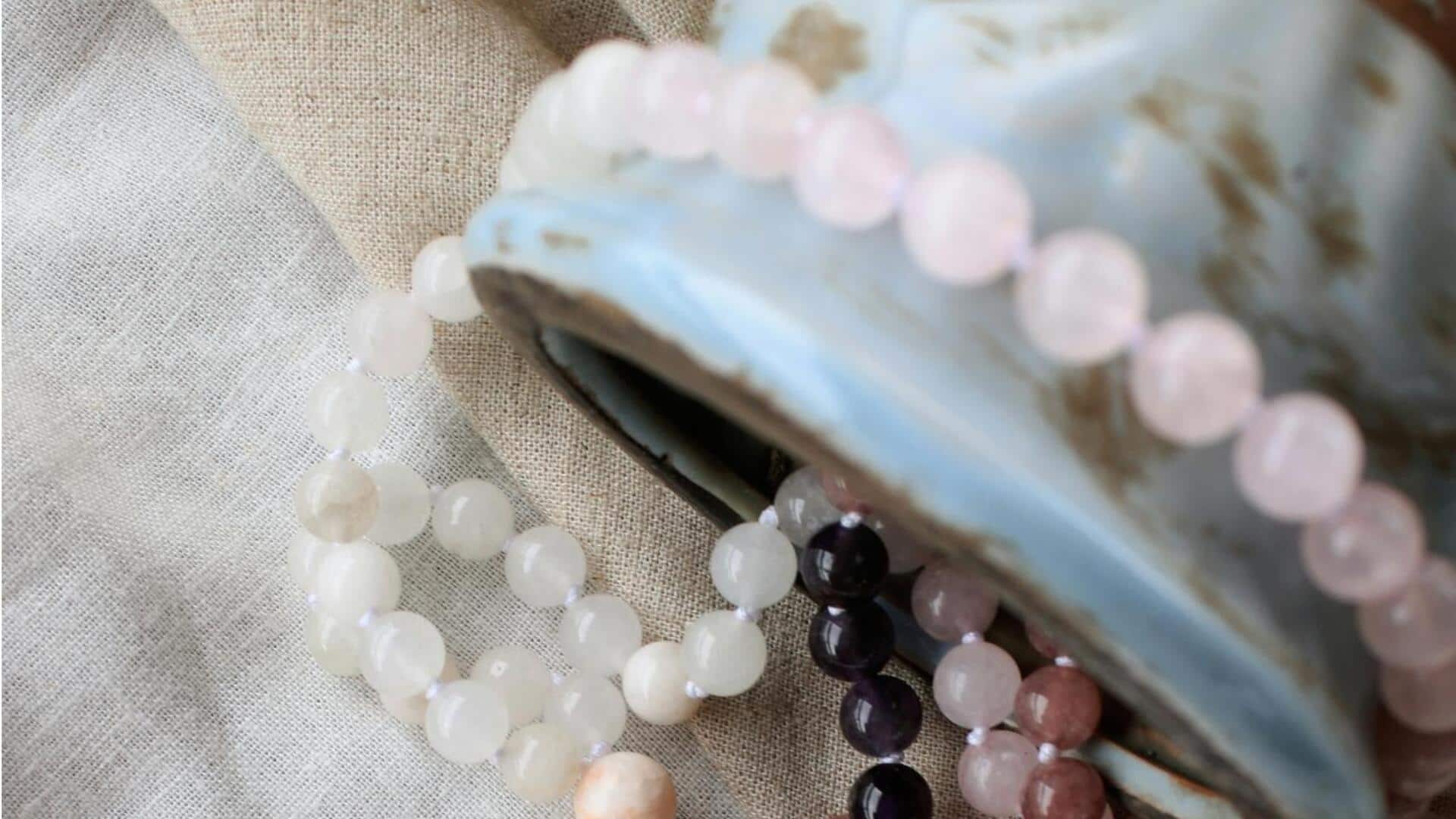 ローズクォーツのアクセントで冬の装いを明るく