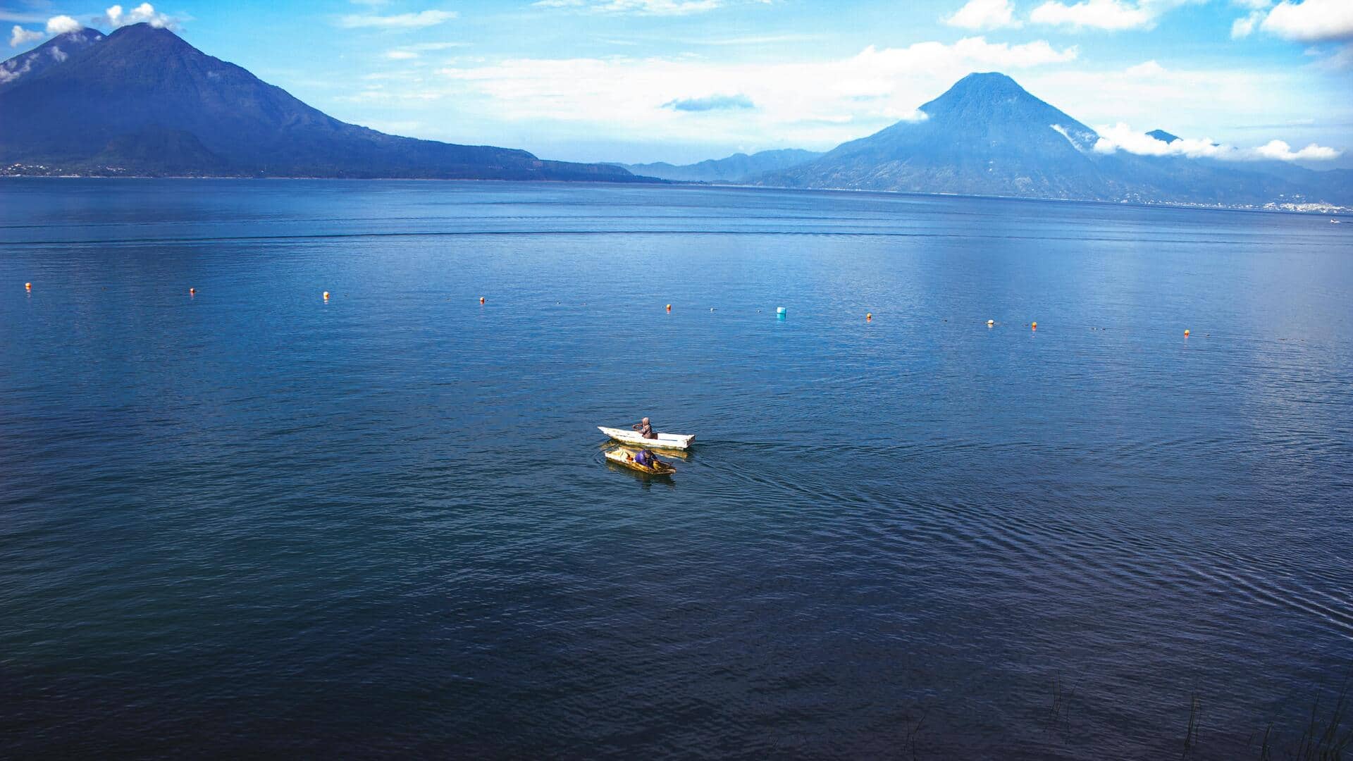 グアテマラのアティトランの丘で静かな山の魅力を発見