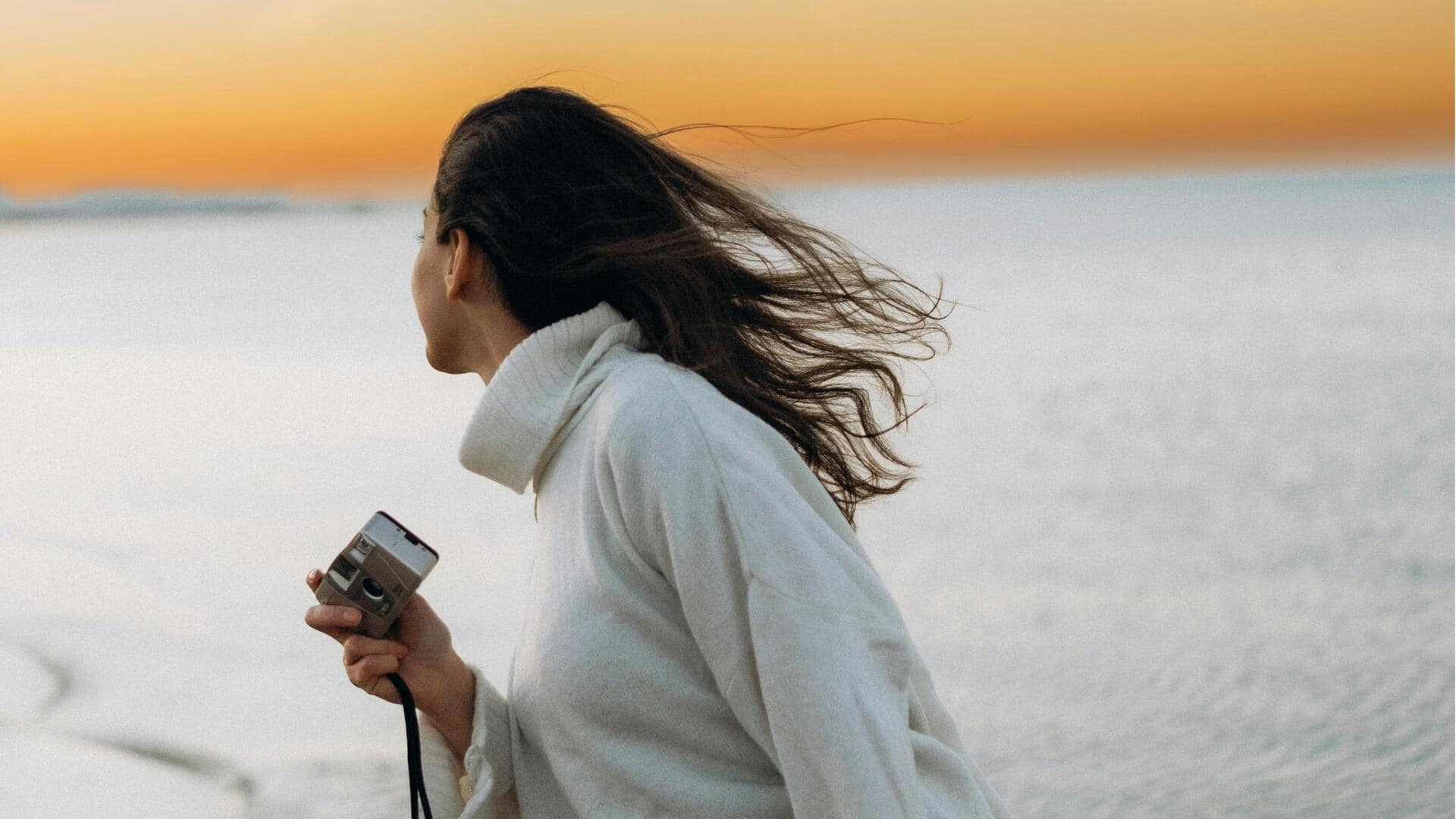 日本の冬のオフィスファッションをモノクロームで格上げ