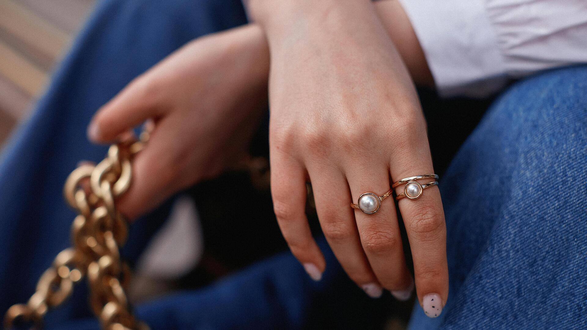 冬のビジネスカジュアルにぴったりのサブトルリング5選