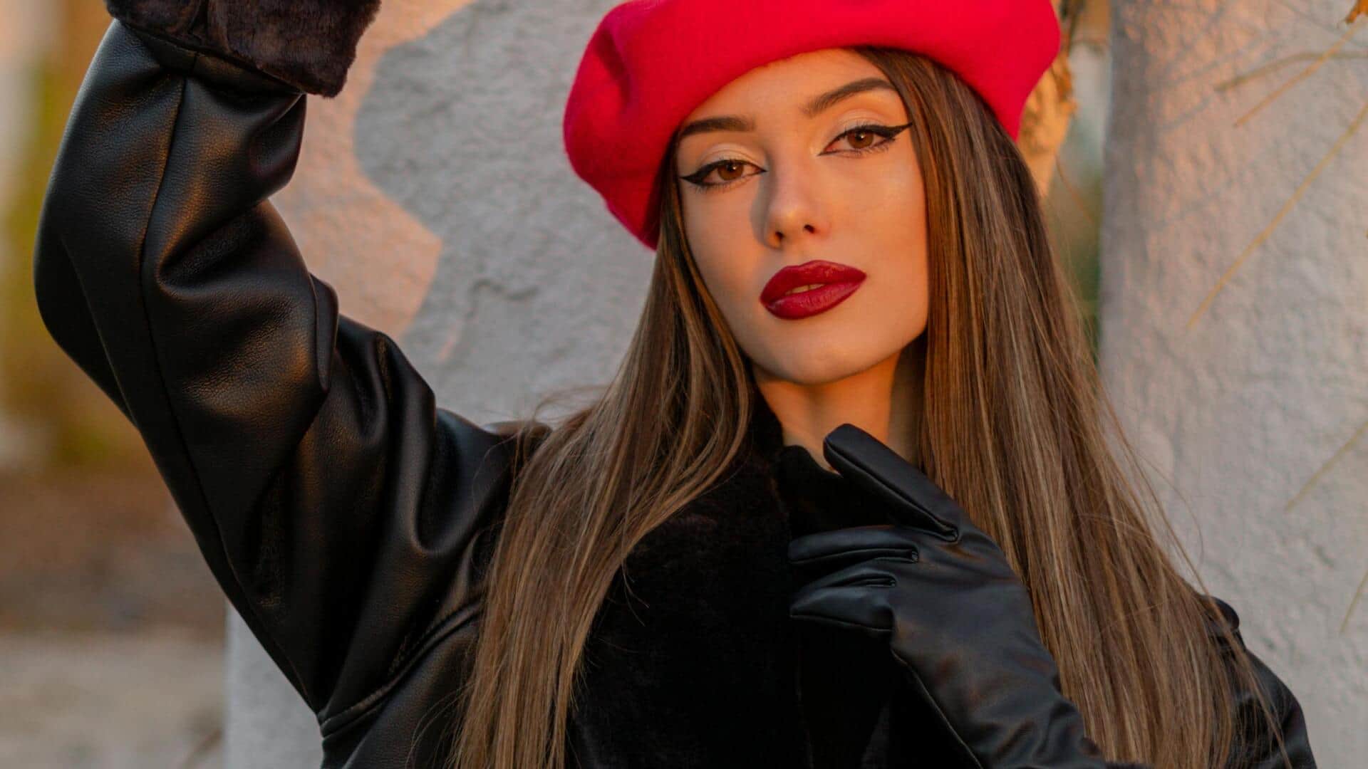 フェイクレザーブレザーで都会的な冬のシックを演出