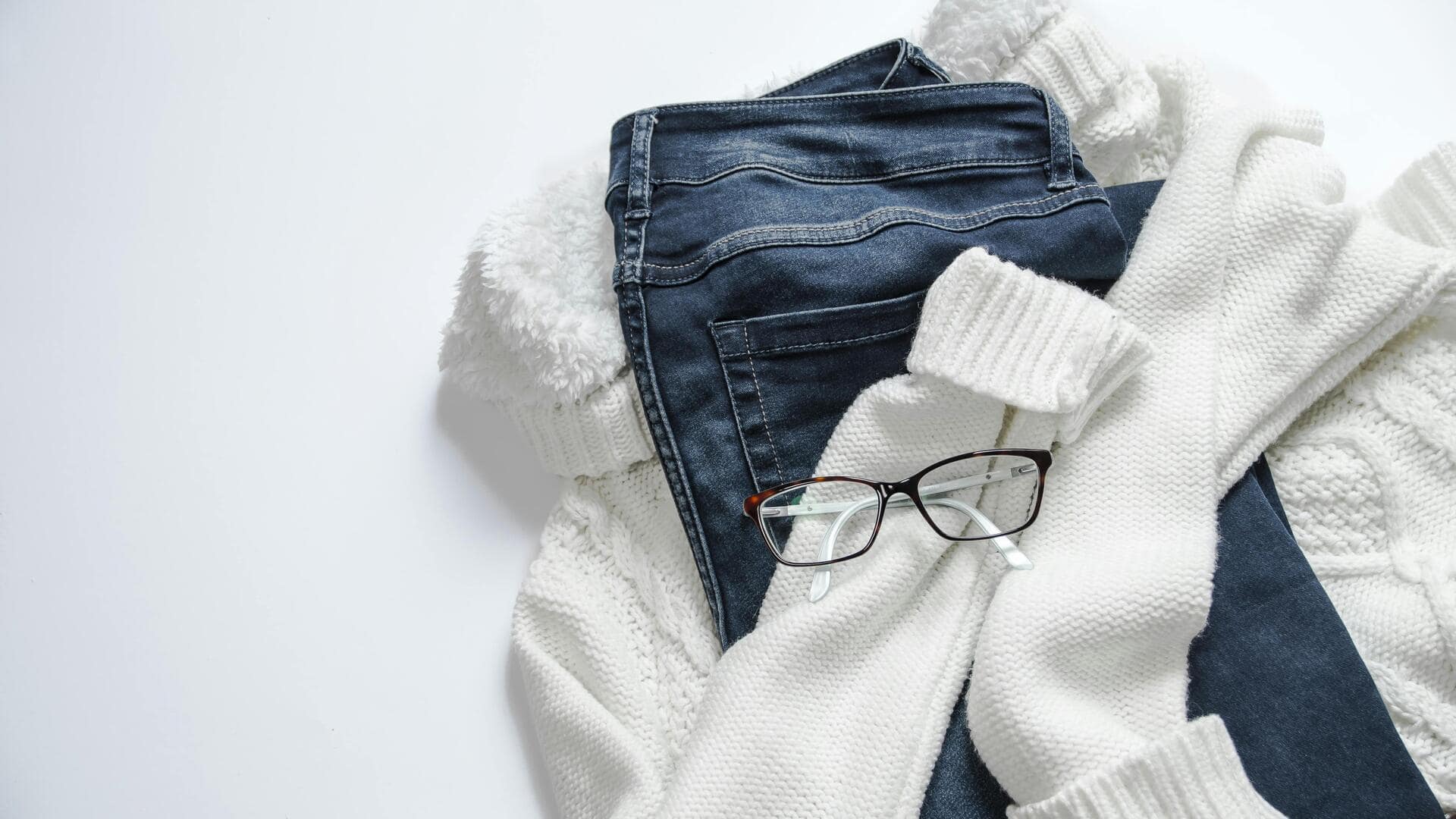 カーディガンでオフィスに暖かさを