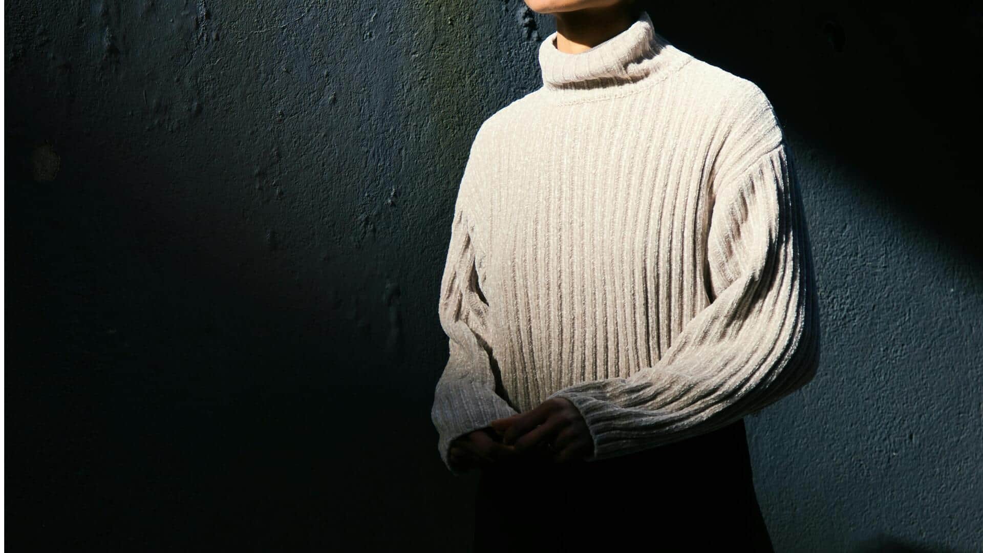 リブタートルネックの冬のミニマリストスタイル5選