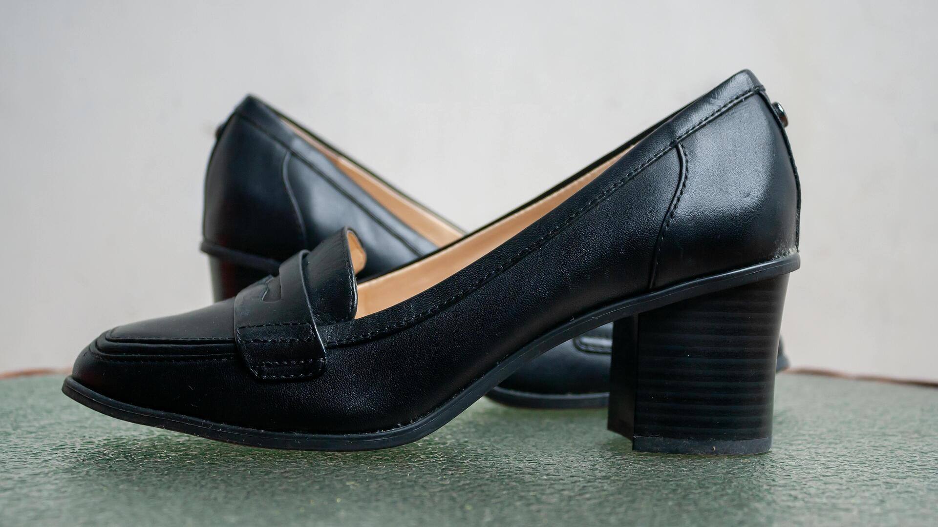 冬のビジネスカジュアルに最適な5つのパテントブロックヒール