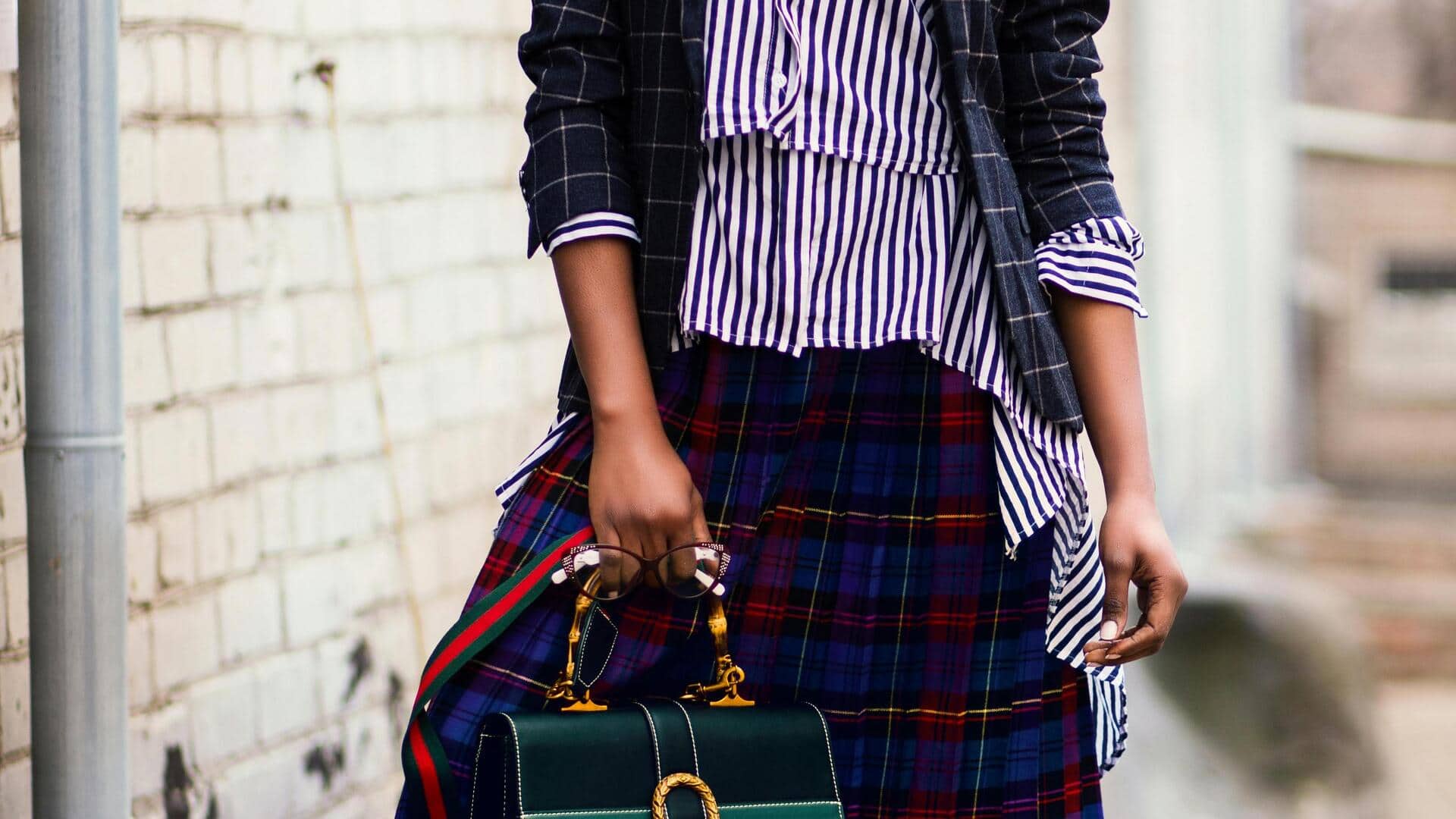 チェック柄スカート：冬のクラシックスタイルに現代的なひねりを