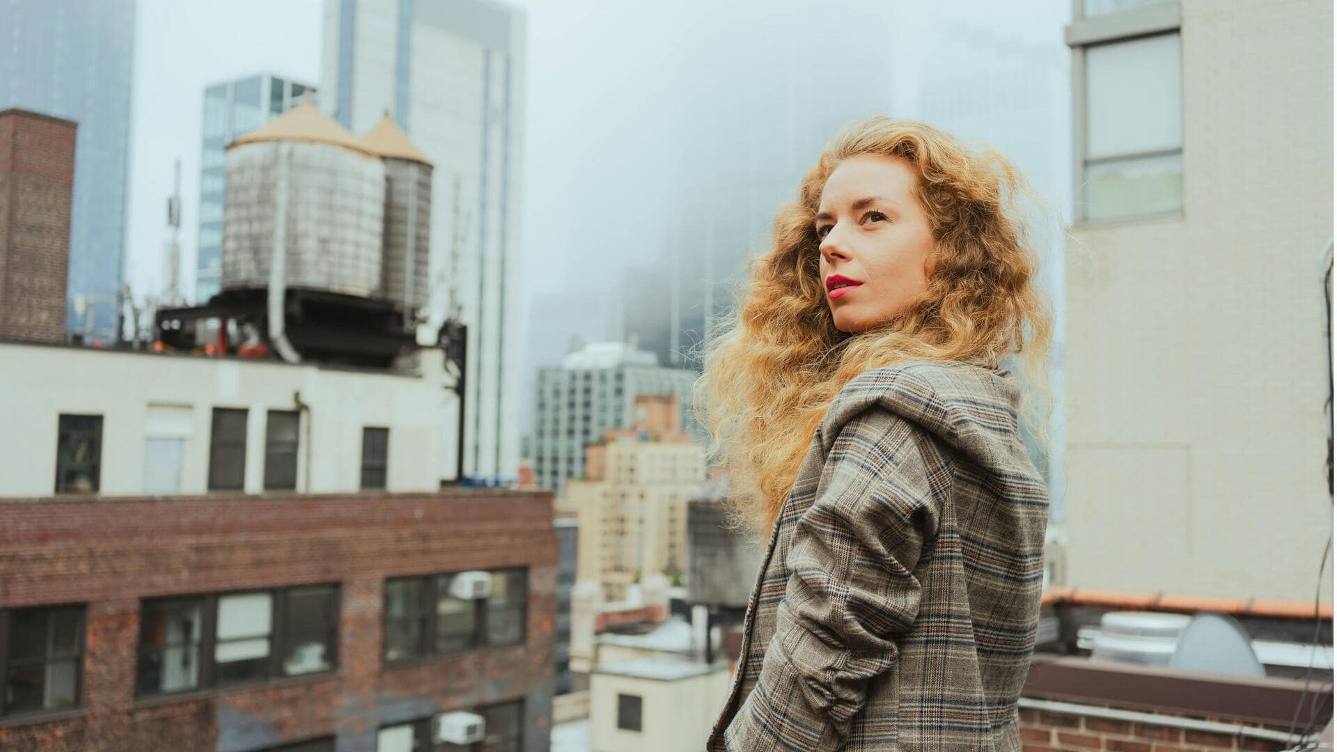 冬の新しいスタイル：チェック柄クロップドブレザー