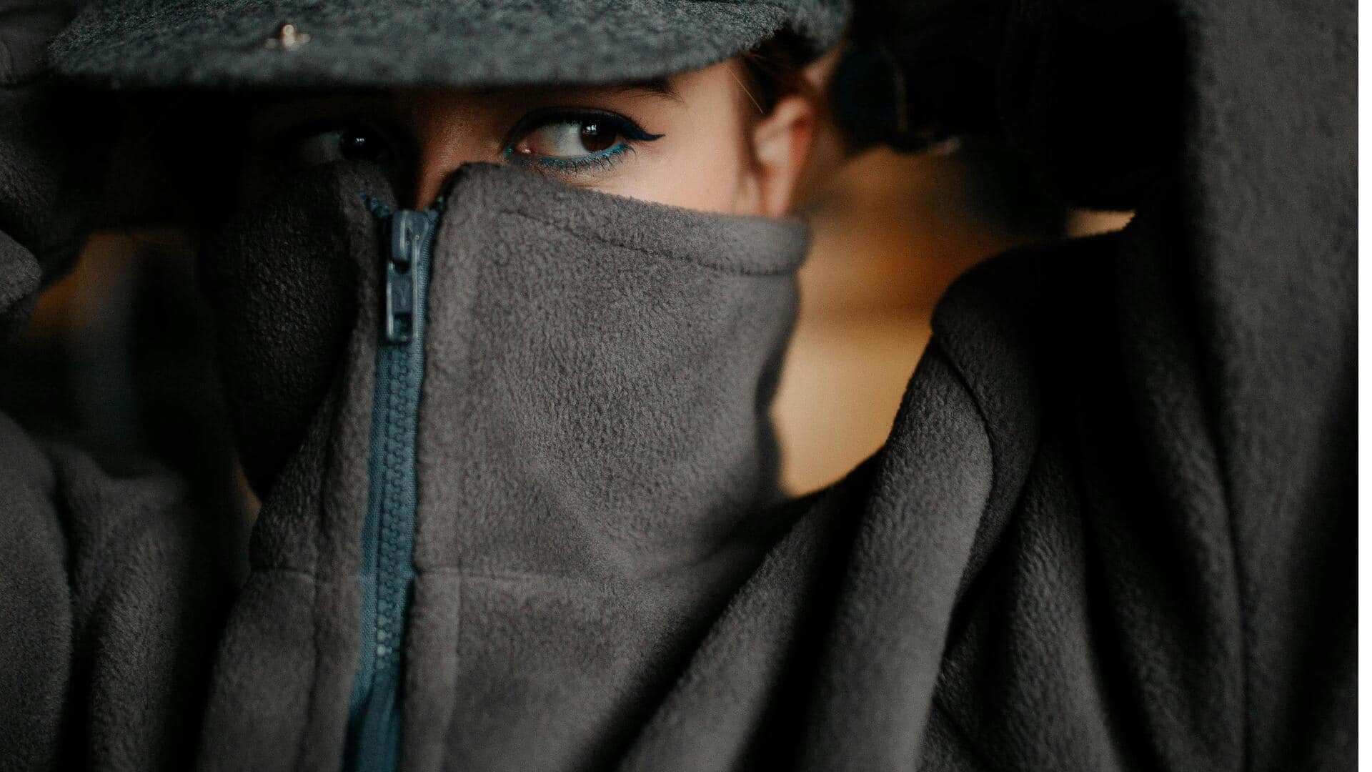 冬のカラフルなフリースジップアップのスタイリング法