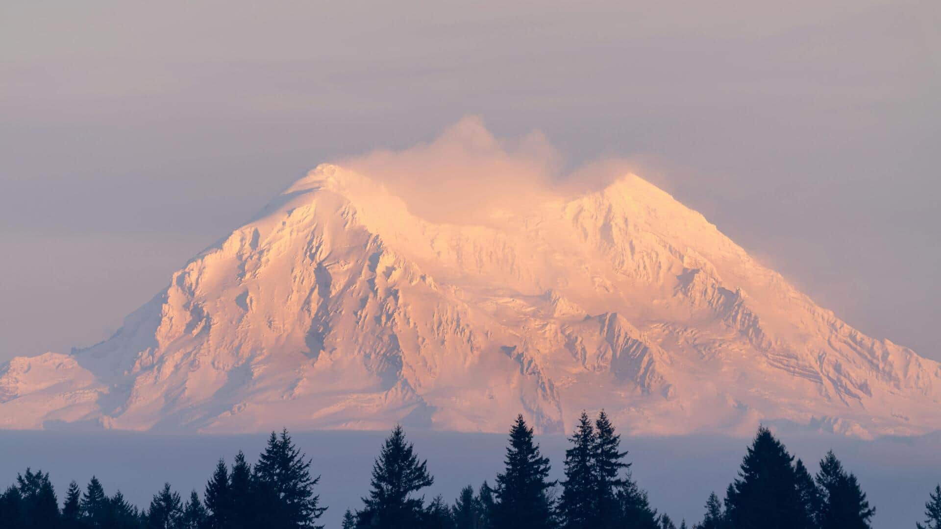 ワシントン州の隠れた山の町を探る：レーニア山の静かな逃避行