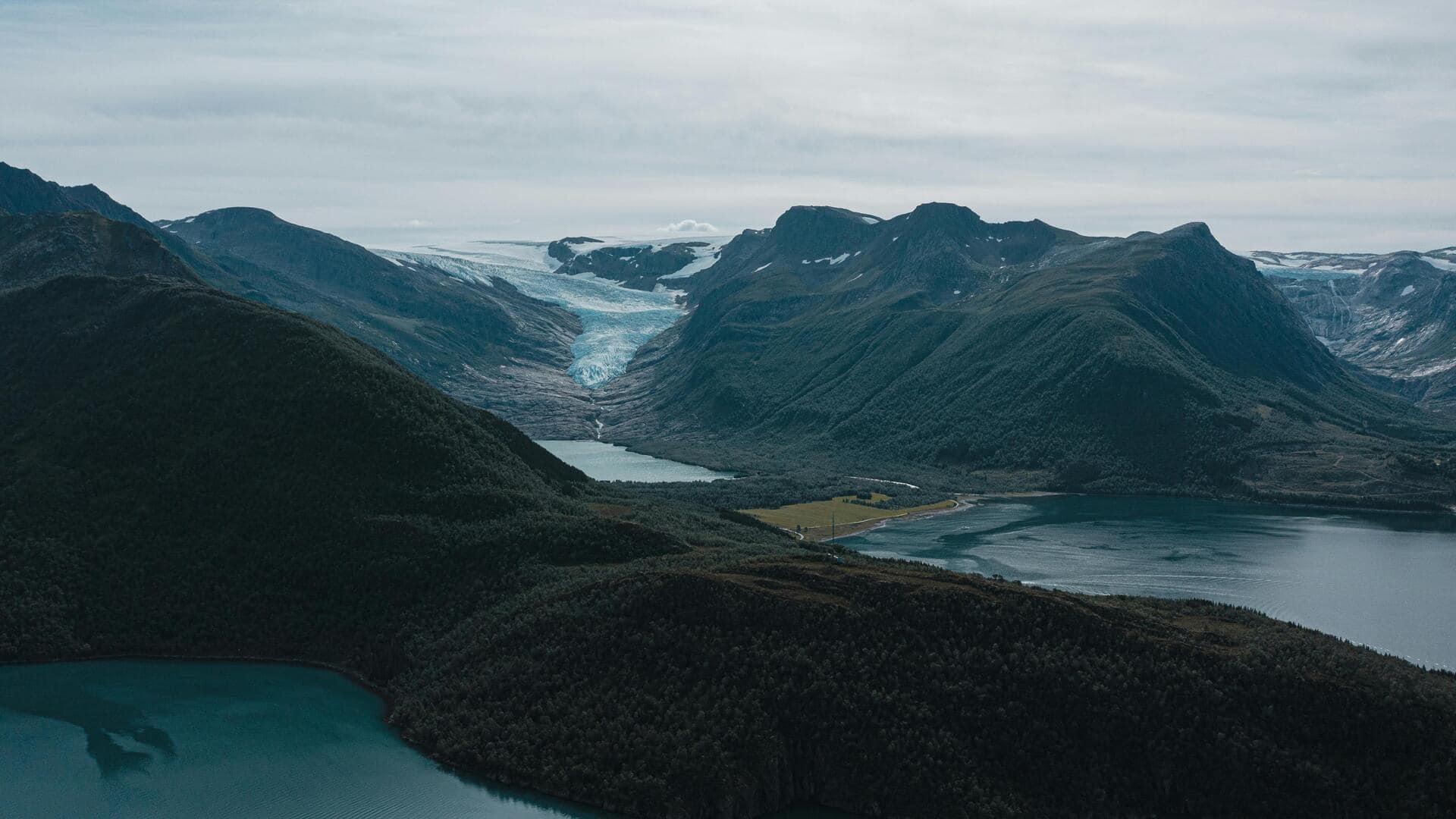 ノルウェーのスヴァルティセン氷河を探検しよう