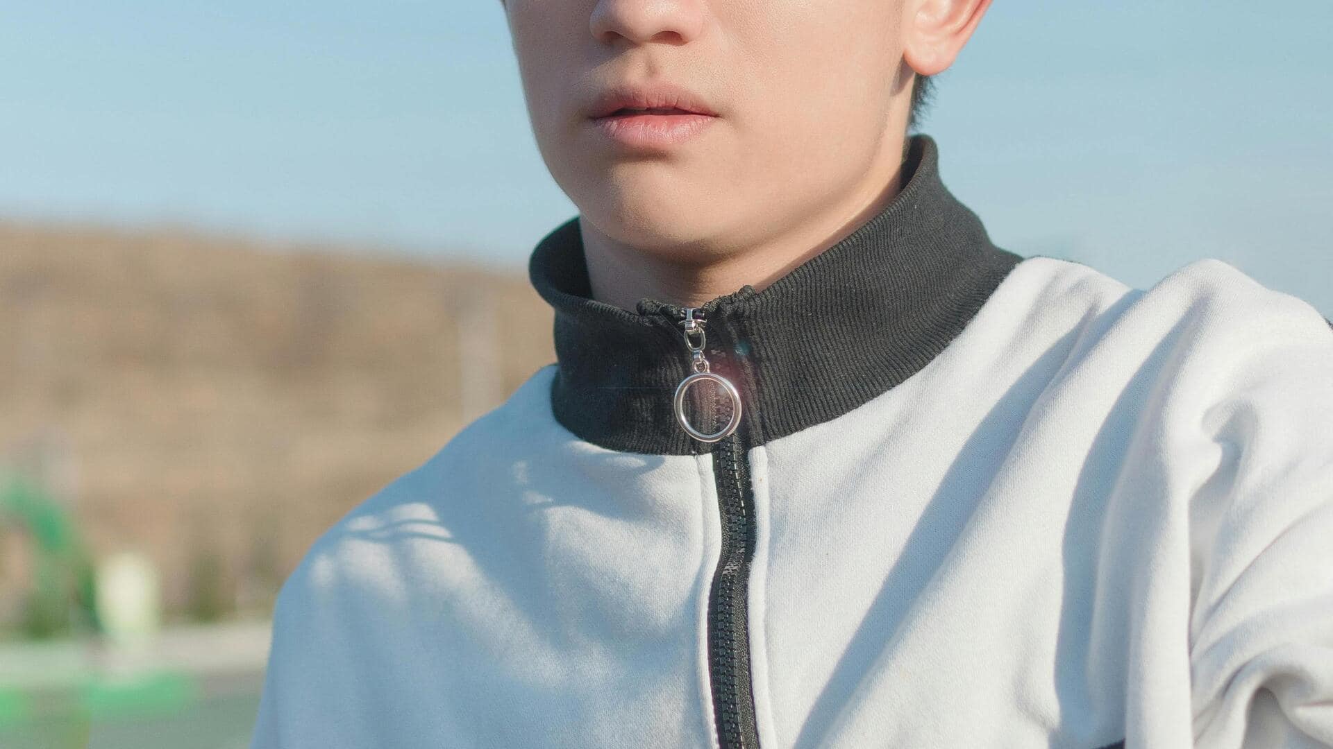 現代的な冬のスタイル：5つのステートメントジップアップセーター