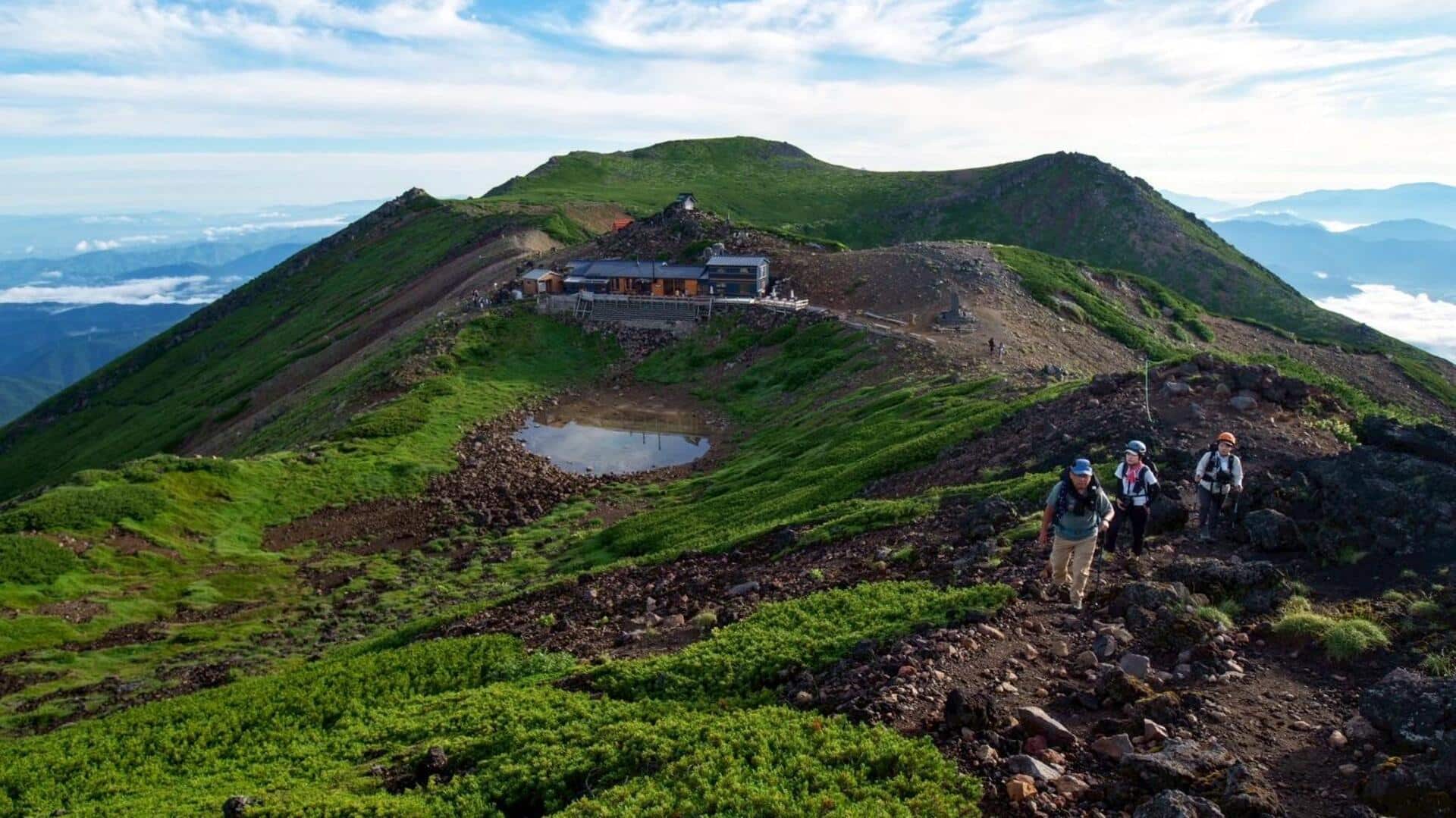 御嶽山を登る：壮大な山頂が待つ