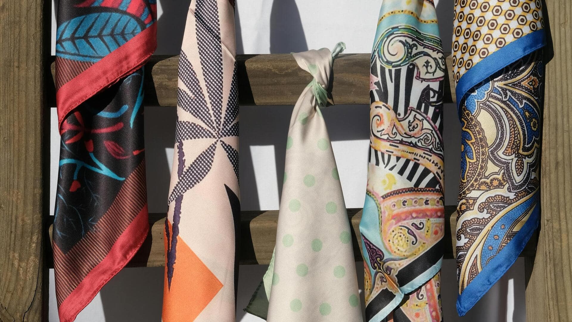 秋の装いを変えるシルクスカーフ5選