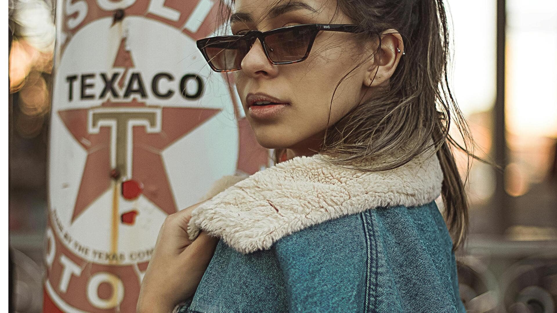 デニムで再定義する日本の冬のオフィスファッション