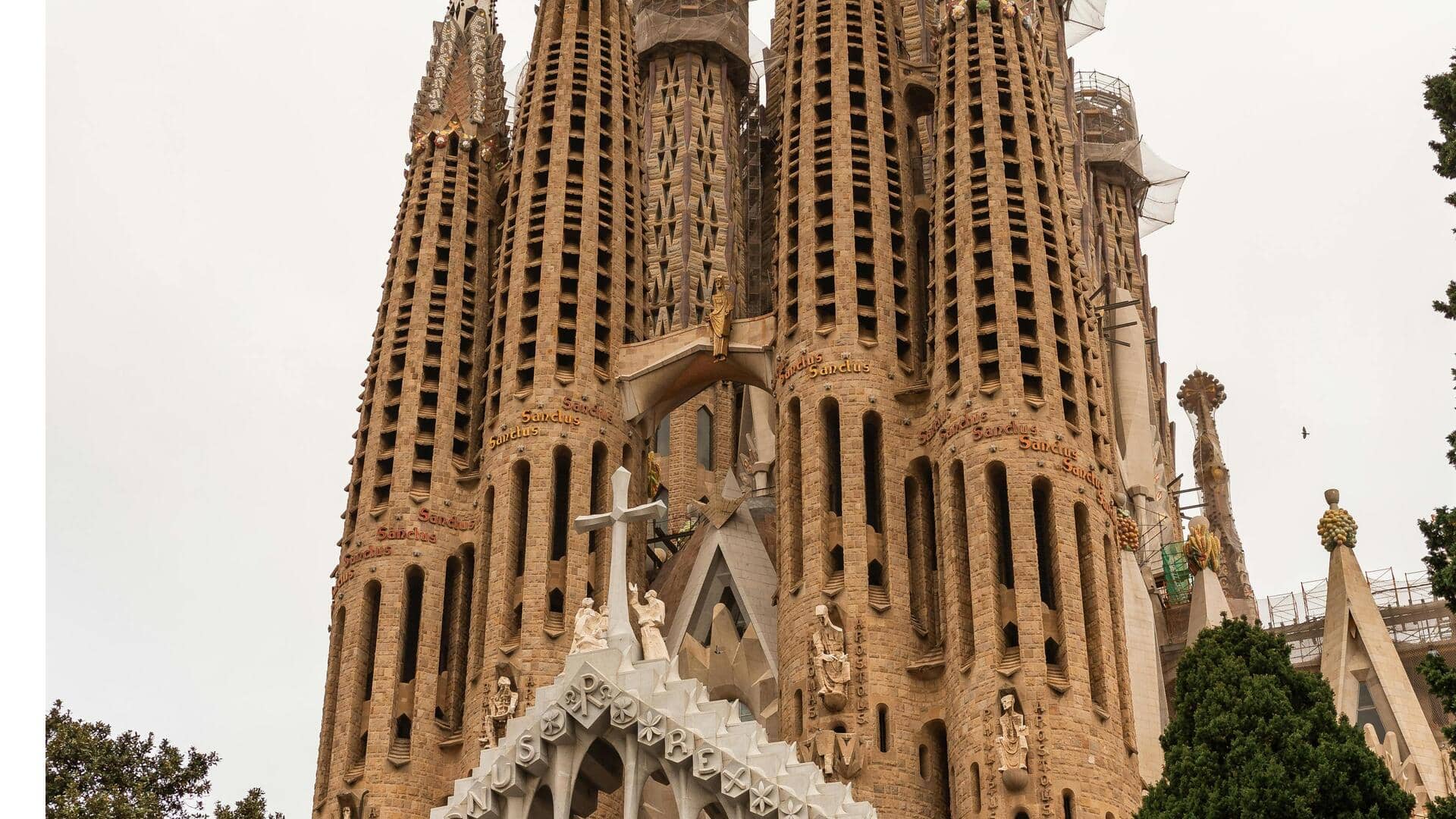 バルセロナのガウディ建築を巡る旅：デザイン愛好家のためのガイド