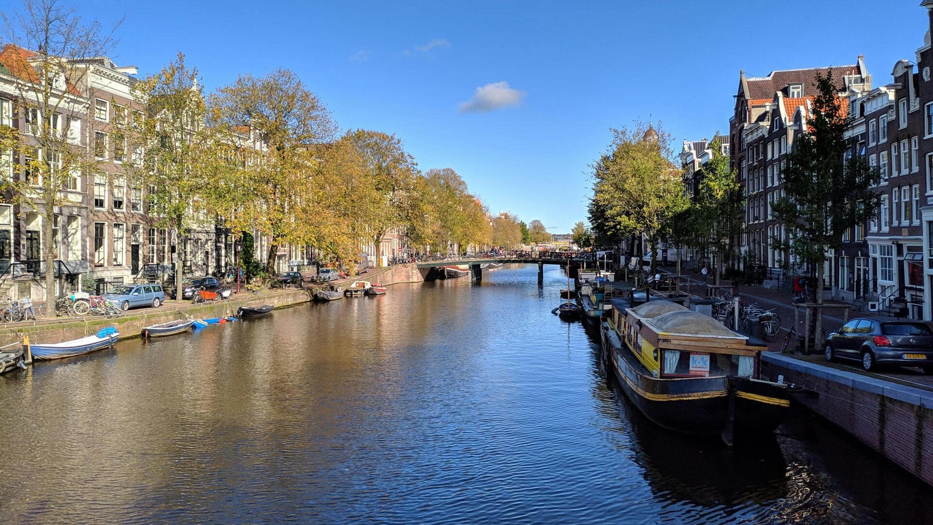 アムステルダムの運河沿いの家々：建築デザインの驚異